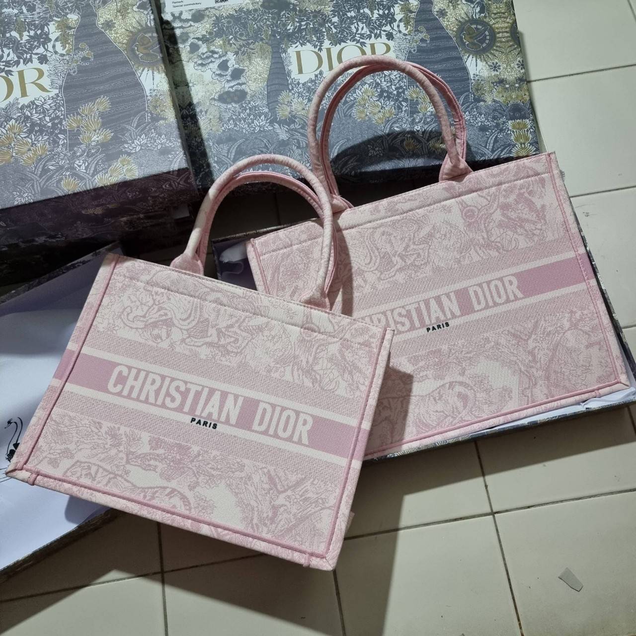 VIP 】HOT ARRIVAL!! DIOR CD SHOPPING BAG WITH GWP กระเป๋าทรงช้อปปิ้งใบใหญ่ จุใจ!! พรีเมี่ยมกิ๊ฟรุ่นดับเบิ้ลฮอต ดีไซน์คลาสสิควินเทจ สวยหรู วัสดุผ้าแคนวาสลายกราฟฟิค ภายในโล่งกว้างมากๆ ใส่ของจุสุดๆ โน้ตบุ้ค ไอแพด กระเป๋าสตางค์ มือถือ หรือเสื้อผ้ายังได้ สะพายค