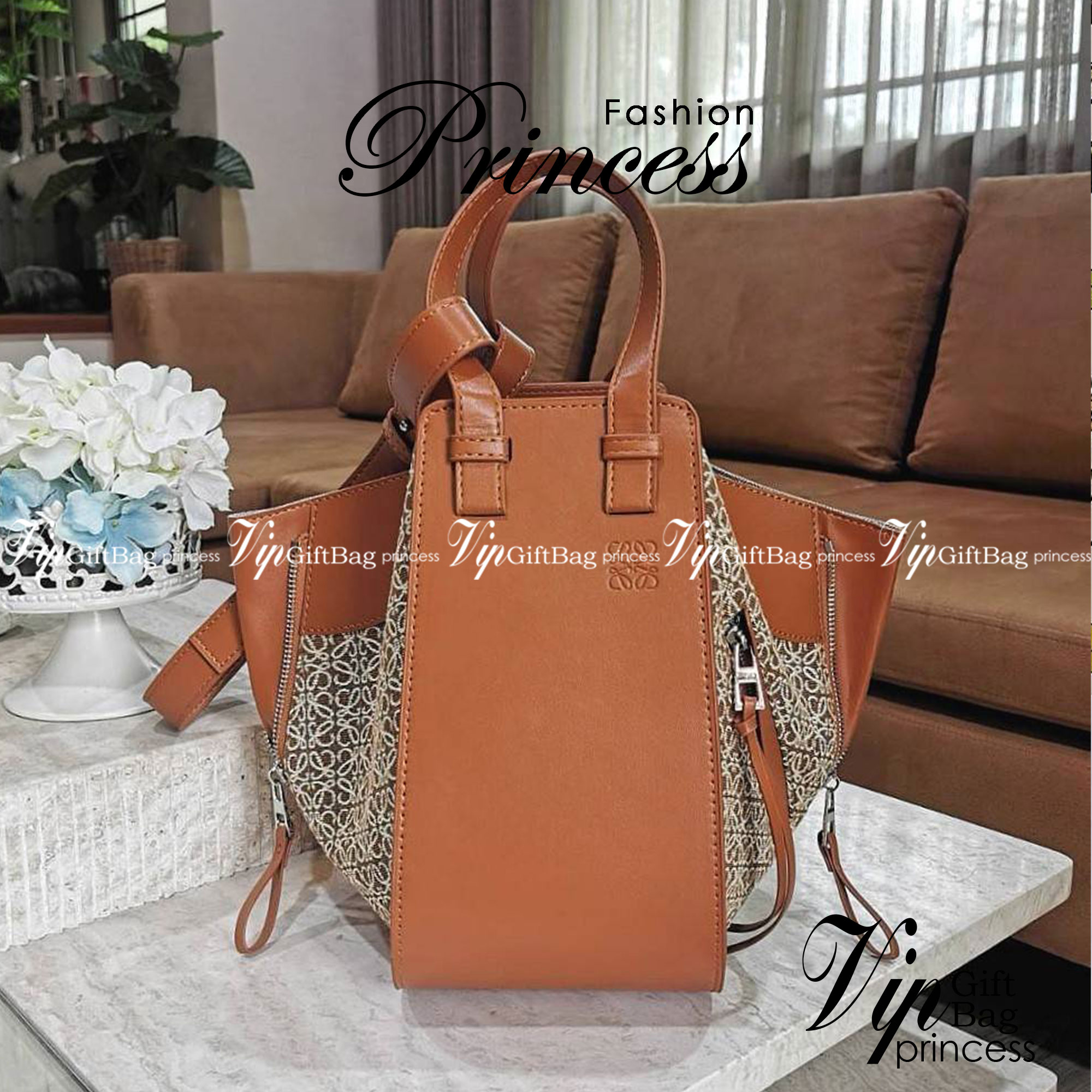 LOEWE ANAGRAM SHOULDER BAG VIP กระเป๋าถือหรือสะพาย รุ่นหายากสุดเลอค่าวัสดุ Anagram Canvas ตัดหนังแท้ Calfskin สุดคลาสสิค ขนาดกำลังดี น้ำหนักเบา ภายในโล่งกว้างและจุ ใส่กล้อง มือถือ ของใช้ได้เยอะ มาพร้อมหูสั้นหนังแท้หิ้วถนัดมือและสายหนังยาวสะพายไหล่หรือ Cro