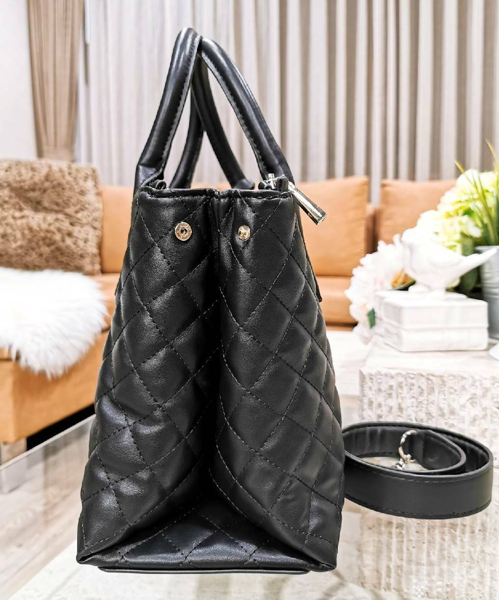 Guess Elliana Quilted-Look Handbag กระเป๋าสะพายรุ่นใหม่ล่าสุดจาก Guess factory วัสดุหนังนิ่มเรียบเดินเส้นลายตารางสวยดูดี ขนาดกำลังดี น้ำหนักเบา ด้านหน้าประดับโลโก้แบรนด์สวยโดดเด่น มีช่องใส่ของหลายช่อง เปิดปิดด้วยกระดุมแม่เหล็กและช่องซิป ภายในโล่งกว้างมีช่