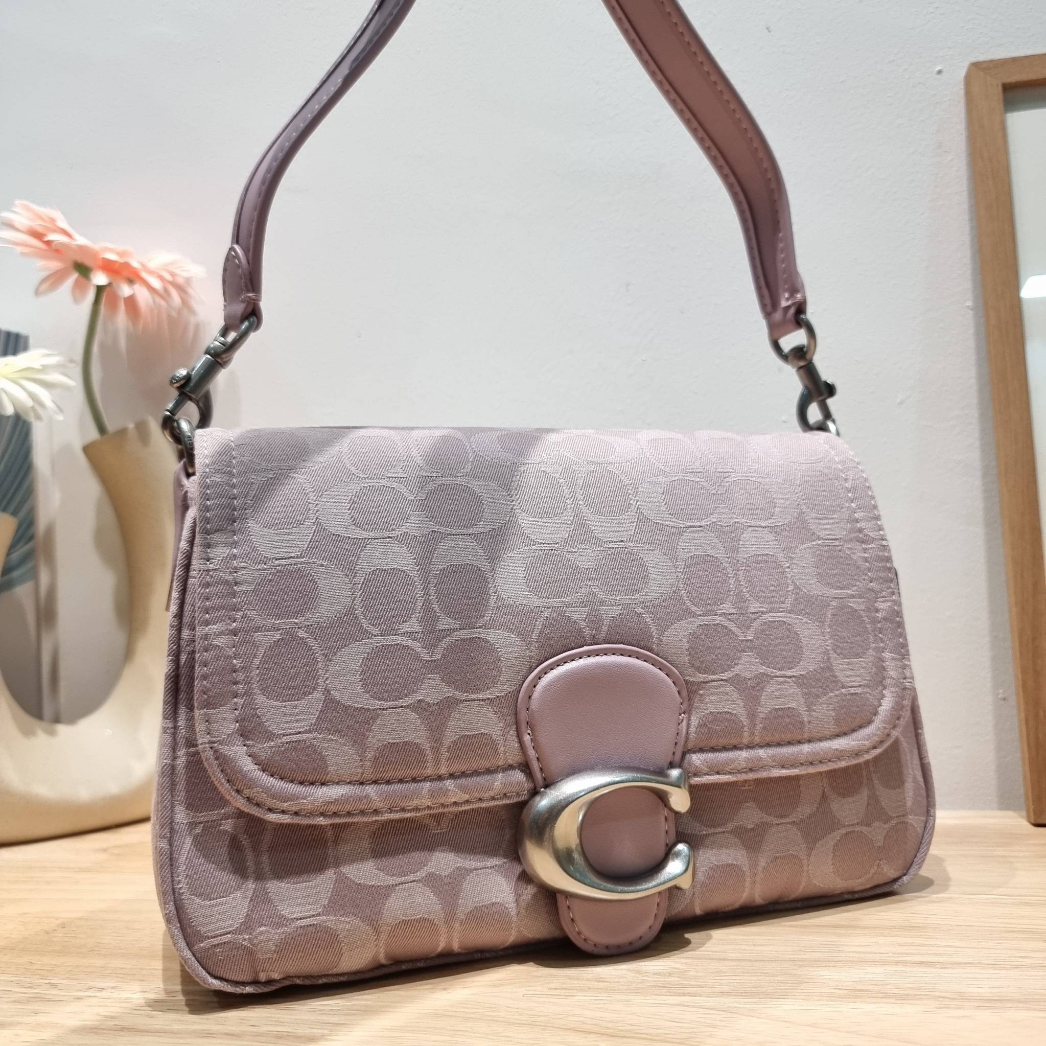 COACH CJ854 SOFT TABBY SHOULDER BAG IN SIGNATURE DENIM ฉุดไม่อยู่แล้วจริงๆกับไอเท็มนี้ ที่ร้อนแรงแบบปังๆไปเลย!! กระเป๋าสะพายไหล่/สะพายข้าง ดีไซน์วินเทจย้อนยุค สวยคมชัด คลาสสิคใช้ได้ทุกลุค