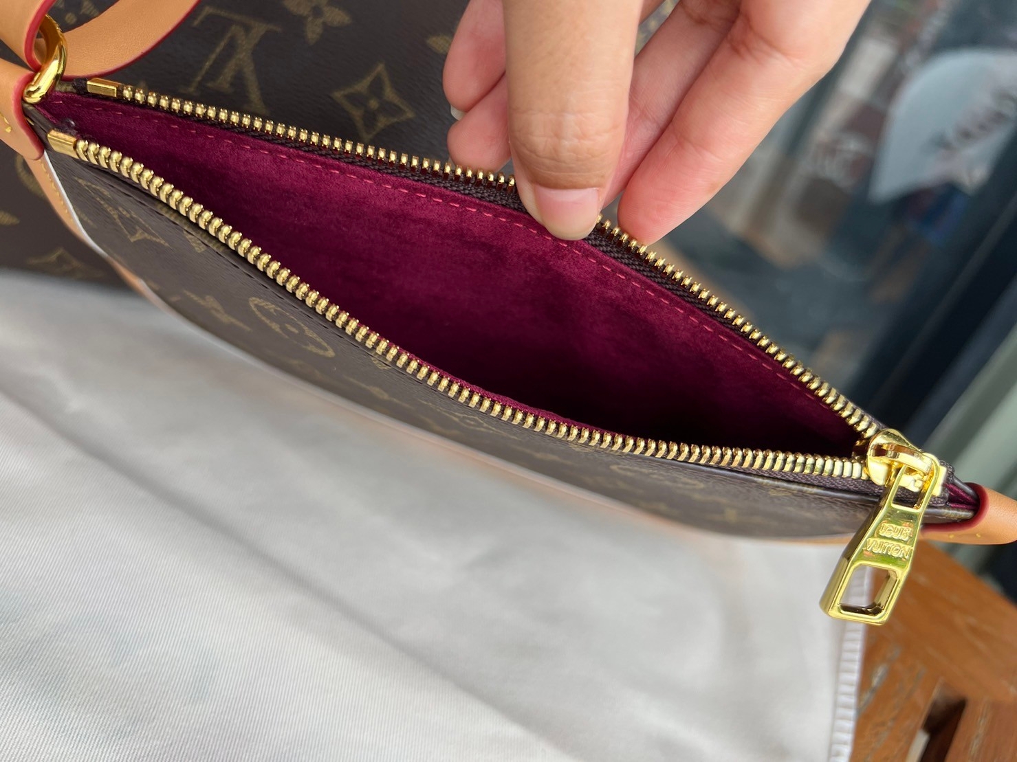 LV CarryAll MM handbag in Monogram / LV Tote Shopping Bag พร้อมส่ง กระเป๋าถือแคนวาสแต่งขอบหนังแคนวาสอย่างดี ผสานเสน่ห์สวยงามเข้ากับดีไซน์ที่รับกับสรีระให้คุณพกพาไปได้ทุกที่