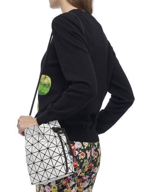 Baobao Issey Miyake Wring Small Bag กระเป๋าสะพายครอสบอดี้พร้อมสายรูดเปิดปิด สามารถปรับความยาวของสายได้ตามสไตล์ความชื่นชอบ ด้วยดีไซน์ทรงน่ารัก เหมาะสำหรับให้สาวๆหยิบใช้ในวันสบายๆ แต่เต็มเปี่ยมไปด้วยความคล่องแคล่ว ไฮไลต์ของซีซั่นนี้คือกระเป๋าที่มาพร้อมกับเช