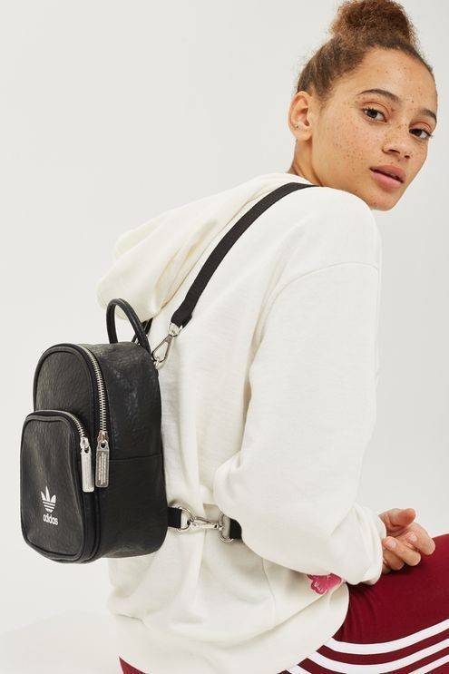 ADIDAS ORIGINALS CLASSIC MINI BACKPACK กระเป๋าเป้ทรงคลาสสิคไซส์มินิจากแบรนด์ adidas มาในขนาดกระทัดรัด น้ำหนักเบา พกพาสะดวกมากๆ วัสดุหนังนิ่มมือสุดๆ!! ทำความสะอาดง่าย เปิด-ปิดกระเป๋าด้วยซิป มีช่องหลักและช่องย่อยด้านหน้า หัวซิปปั๊มแบรนด์อะไหล่สวย ภายในกระเป