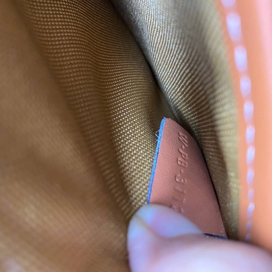 หนังแท้ CELINE AVA / CELINE Vintage Classic Ava bag 1 ใน คอลเลคชั่น “Triomphe Canvas” มาพร้อมสายสะพายไหล่ที่ปรับความยาวได้ และเนื่องจากช่วงล่างของกระเป๋ามีขนาดใหญ่กว่าช่วงบน จึงทำให้ไม่เสียทรงเมื่อเราใส่สิ่งของอย่างกระเป๋าสตางค์หรือโทรศัพท์มือถือ หากดูภาพ