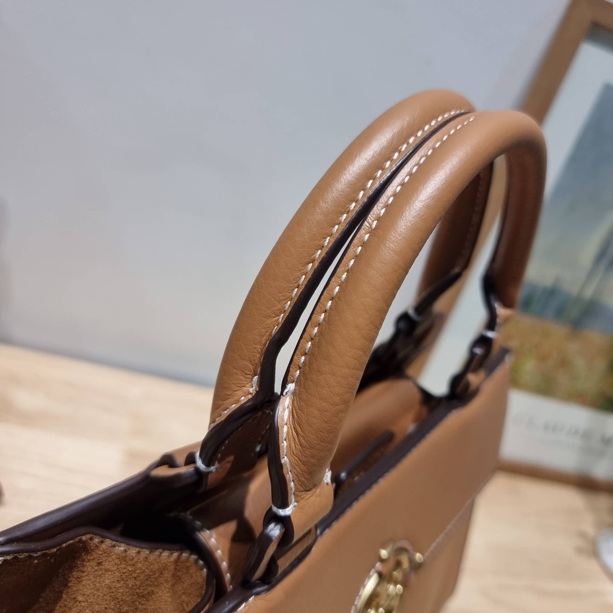 TORY BURCH MILLER TOP HANDLE SATCHEL ใหม่ล่าสุด กับกระเป๋าสะพายรุ่นยอดนิยม ที่มาในดีไซน์ top handle ให้สะดวกใช้ได้มากขึ้นด้วยหูจับในตัว โดดเด่นด้วยโลโก้สีทอง