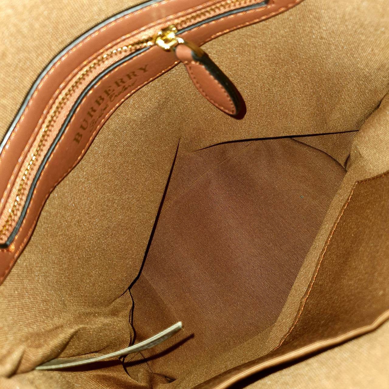 BURBERRY VINTAGE SET BAG VIP GIFT WITH PURCHASE (GWP) **ซื้อ1ได้ถึง2ใบ กระเป๋าถือทรงสวยหรู งานพรีเมี่ยมกิ๊ฟ Limited Edition จากBURBERRY วัสดุหนังPVC สวยหนังนิ่ม ตัดด้วยสายหนังสีน้ำตาลเข้ม **สวยตาแตกกกก มาพร้อมช่องใส่ของขนาดใหญ่ อยกเป็นช่องซิปและช่องใส่ของ