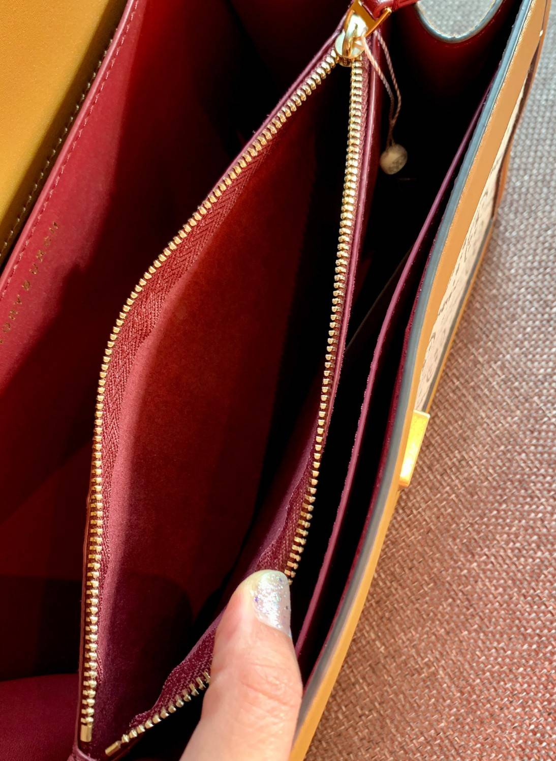 คุณภาพจัดเต็มกันเลยค่าา😘Tory Burch T Monogram Jacquard Shoulder Bag ห้ามพลาด! กระเป๋าสะพายแบบครอสบอดี้ร์ วัสดุJacquard+หนังแท้ชั้นดี ได้ลงตัวสวยงาม รูปแบบร่วมสมัยตามแบบฉบับแบรด์ได้ดีทีเดียวค่ะ! เปิดปิดกระเป๋าแบบอะไหล่แบรนด์ล็อคแม่เหล็ก