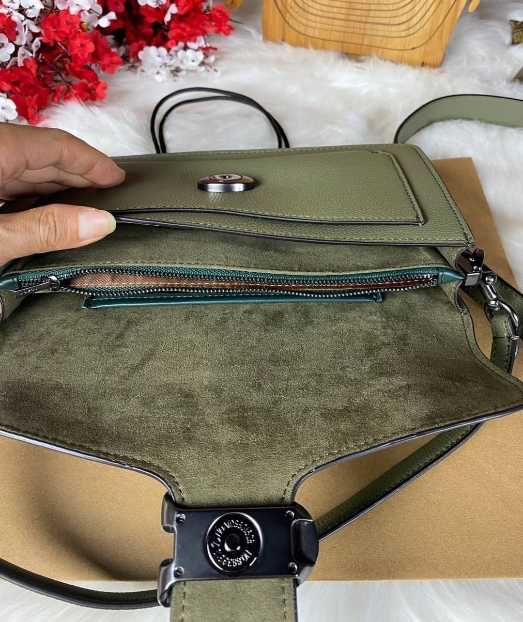 COACH TABBY SHOULDER BAG 26 ((73995)) พัฒนามากจากกระเป๋า Coach รุ่นดังยุค 1970 ทำจากผ้า Canvas เคลือบลายซิกเนเจอร์ หนังลายกรวดและหนังกลับ ด้วยวัสดุคลาสสิค มากับสายที่ถอดได้ถึง 2 สาย ไม่ว่าจะเป็นสายหิ้วหรือสายสะพาย หนังลายกรวดและหนังลูกวัวแบบเนื้อละเอียด แ