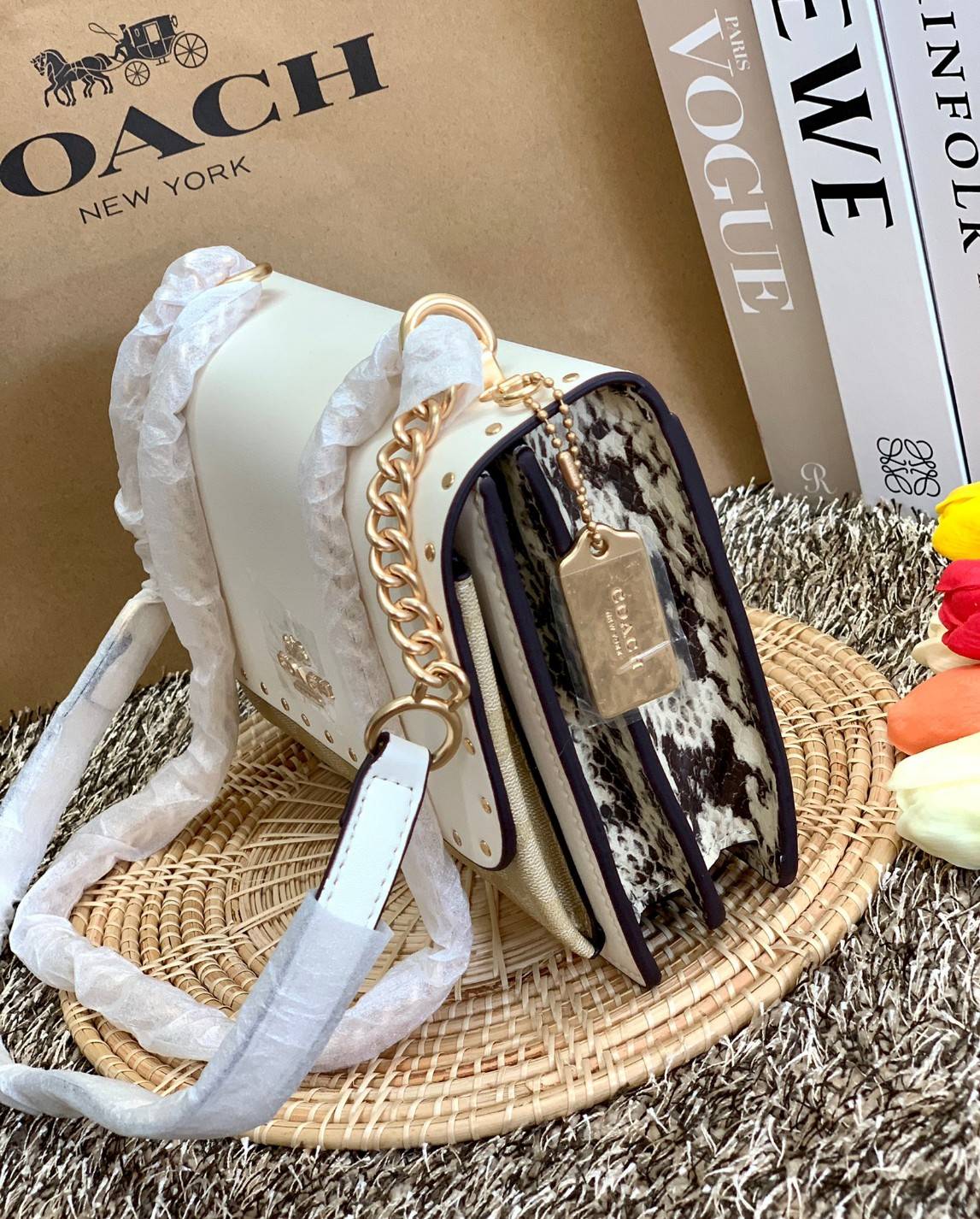 พร้อมส่งถึง8สี ห้ามพลาดค่ะ! COACH KLARE CROSSBODY BAG ((91019//91174//90400//1424//90635)) พร้อมส่งที่ไทย กระเป๋าสะพายครอสบอดี้ร์หรือสามารถทบเป็นสายคู่คล้องไหล่ได้ด้วยค่ะ หนังแท้ แต่ละสีทำลายหนังได้สวยงามแตกต่างกันออกไปนะคะ ✔️ห้อยด้วยป้ายแบรนด์แบบโ