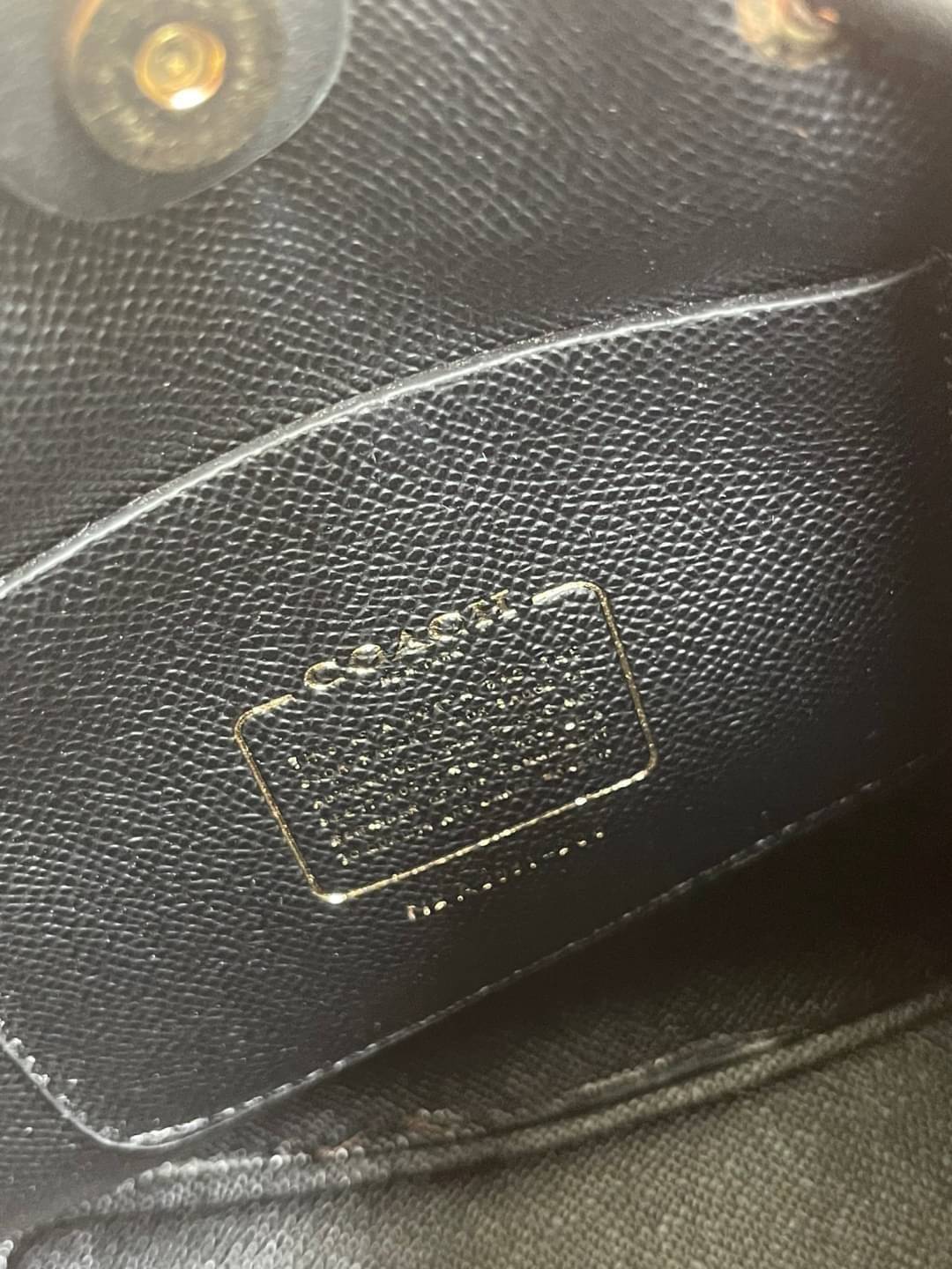 Coach Lena Crossbody Signature Bucket Bag กระเป๋าสะพายไหล่สุดคลาสสิกรุ่นนี้ เป็นรูปทรงถัง ที่สามารถจุของได้กำลังดี สำหรับสาวๆสายแฟชั่นที่ชอบรายละเอียดชิคๆ ดีไซน์เก๋ ด้วยรูปทรงของกระเป๋าที่ออกแบบมาให้ฐานเป็นรูปสี่เหลี่ยมทำให้กระเป๋ายังคงรูปทรงได้ง่าย มีสาย