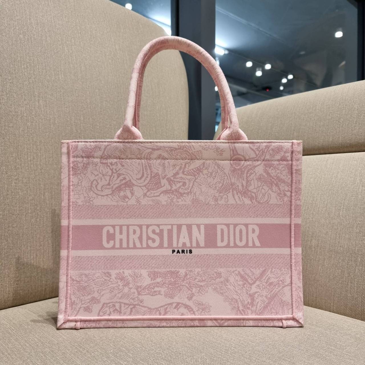 VIP 】HOT ARRIVAL!! DIOR CD SHOPPING BAG WITH GWP กระเป๋าทรงช้อปปิ้งใบใหญ่ จุใจ!! พรีเมี่ยมกิ๊ฟรุ่นดับเบิ้ลฮอต ดีไซน์คลาสสิควินเทจ สวยหรู วัสดุผ้าแคนวาสลายกราฟฟิค ภายในโล่งกว้างมากๆ ใส่ของจุสุดๆ โน้ตบุ้ค ไอแพด กระเป๋าสตางค์ มือถือ หรือเสื้อผ้ายังได้ สะพายค