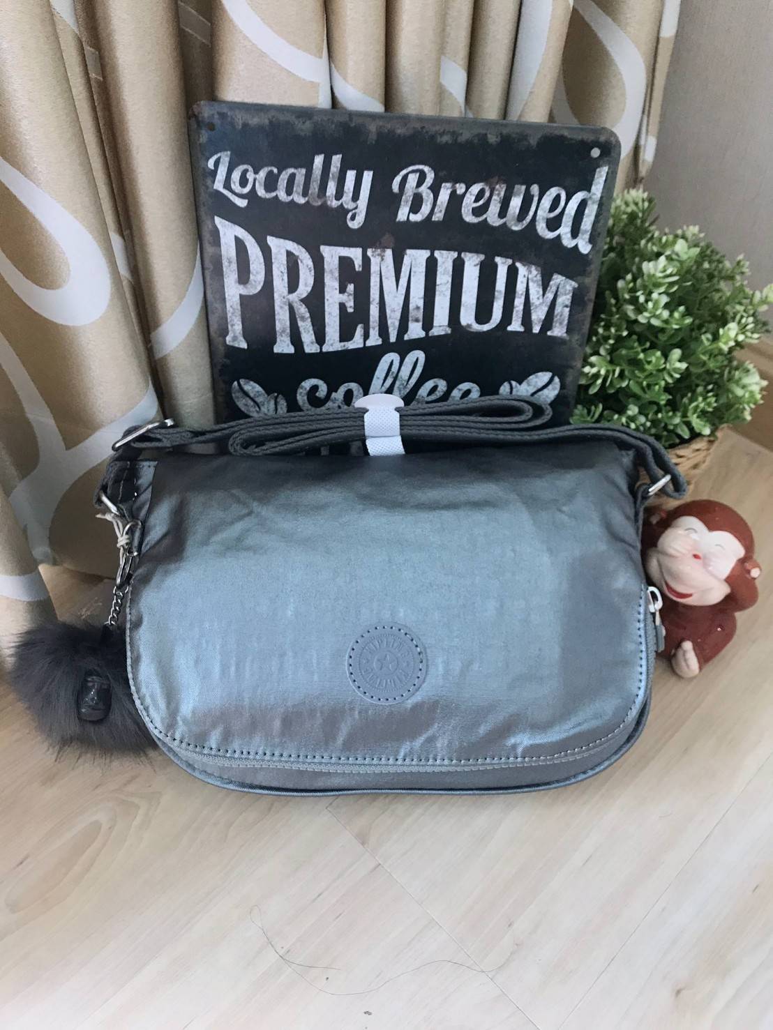 Kipling Basic Plus Earthbeat S Crossbody bag กระเป๋าสะพายทรงครอสบอดี้ สามารถสะพายได้ทั้งสายคู่และสายเดี่ยว มีดีเทลที่ฝาหน้ามีช่องซิปซ่อนทรงลึกและด้านหลังมีอีก1ช่อง ช่องหลักเปิดปิด2ชั้นด้วยกระดุมแม่เหล็กและซิปเดียวใช้งานง่าย ภายในใส่ได้ทั้งมินิไอแพค กระเป๋