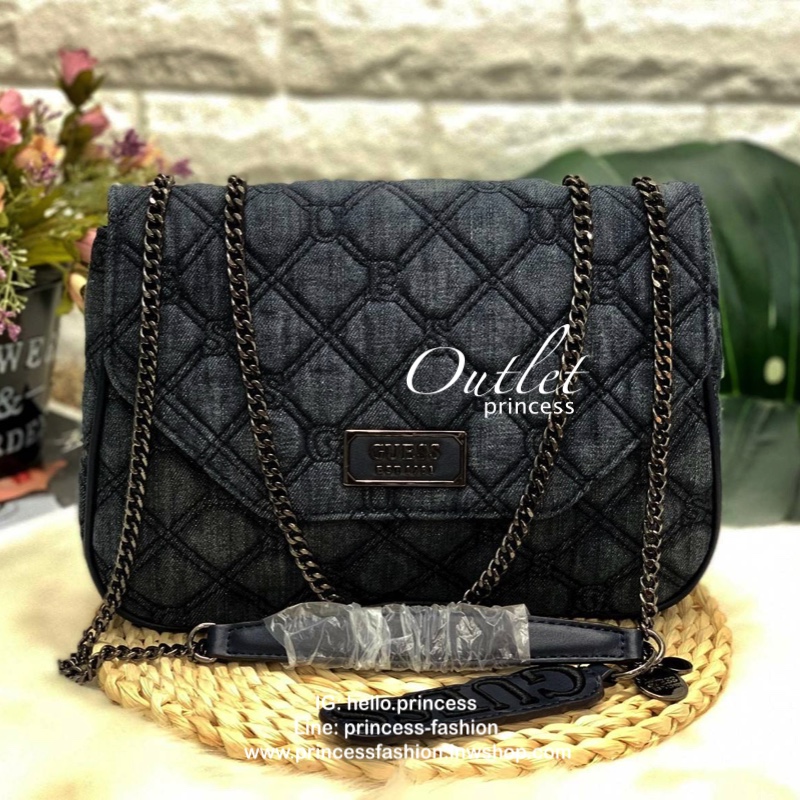 GUESS LOLLI CONVERTIBLE CROSSBODY BAG รุ่นแนะนำค่ะ!! กระเป๋าสะพายข้าง//ทบสายสะพายไหล่ได้ วัสดุหนังลายนวม ด้านหน้ามีอะไหล่โลโก้แบรนด์ เปิดปิดกระเป๋าแบบกระดุมแม่เหล็ก ภายในกว้างสามารถใส่ของจุ ใส่กระเป๋าสตางค์ใบยาวได้ค่ะ มีช่องซิปและช่องเล็กใส่ของจุกจิกน่ะค่