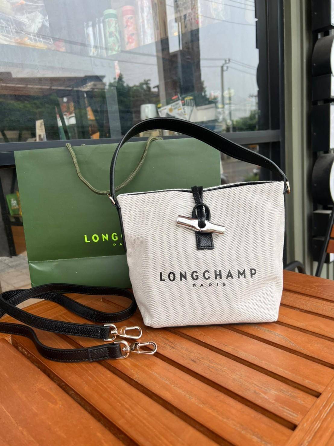 LONGCHAMP Roseau Bucket Bag กระเป๋าทรงถัง ถือหรือสะพายไหล่ได้ วัสดุผ้าฝ้าย แต่งหนังวัวลายนูน มีซับใน ด้านในกระเป๋าซิป1 กระเป๋าเล็ก1 อะไหล่เงิน มีสายยาวถอดสายได้ ปรับระดับไม่ได้ ดาราเซเลปใช้เพียบ รุ่นเดียวกับคุณแอนใช้ Hot Item!!!! ใบจริงสวยมากน้ำหนักเบา จุ