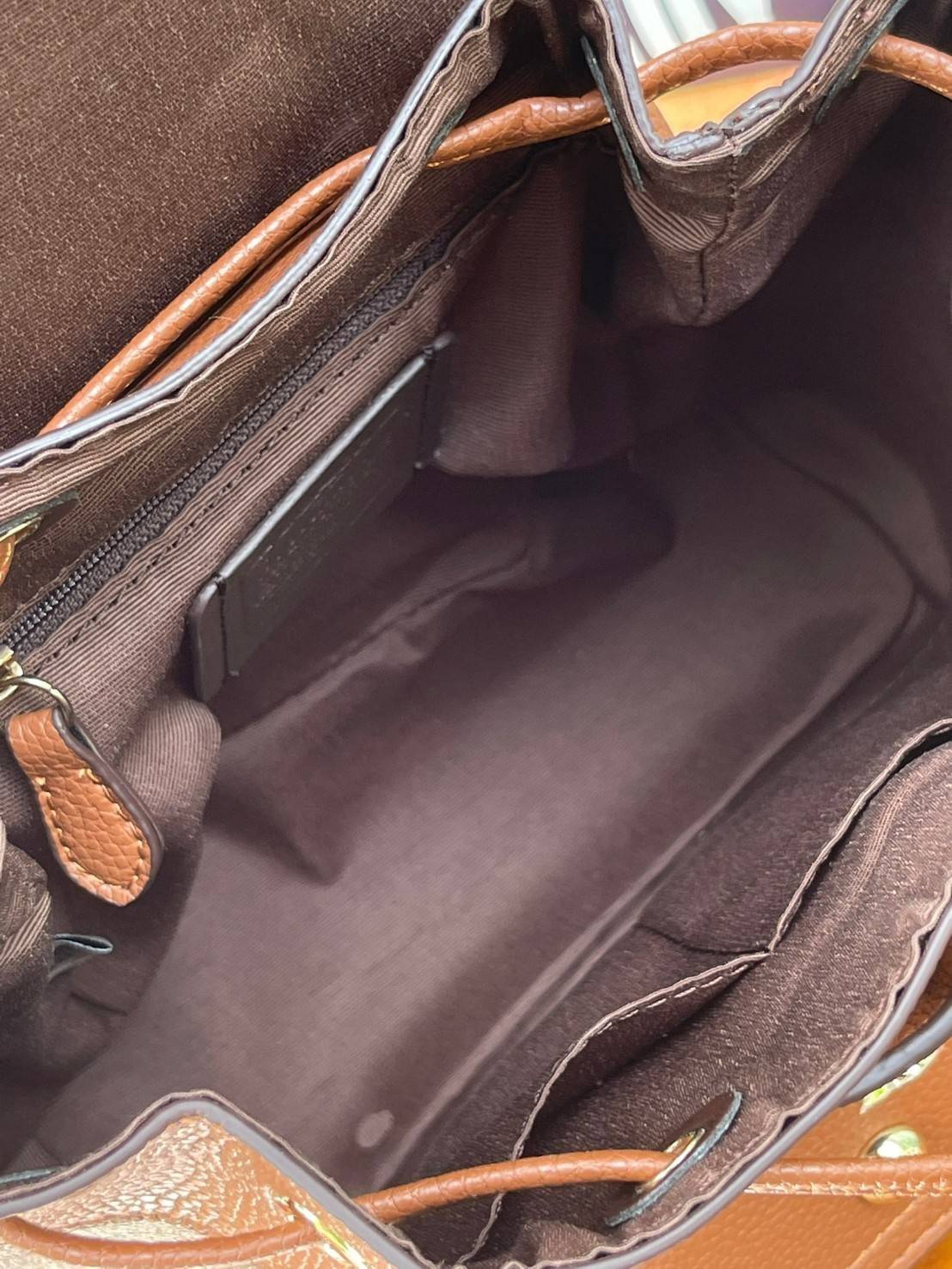 COACH PENNIE BACKPACK 22 IN SIGNATURE CANVAS(C4120) เป็นกระเป๋าอีกประเภทหนึ่งที่ Coach ผลิตและออกแบบได้อย่างมีเอกลักษณ์ สาว ๆ คนไหนที่ชอบพกของเยอะและต้องการกระเป๋าที่ให้ความคล่องตัว ทะมัดทะแมง ต้องเป็นกระเป๋าเป้แบบนี้เลยค่ะ แม้จะให้ลุคที่ทะมัดทะแมง แต่ก็ม