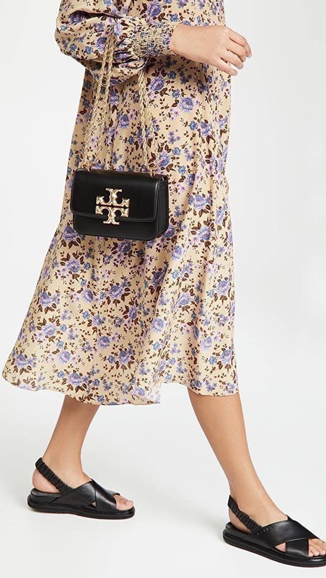 TORY BURCH ELEANOR SMALL CONVERTIBLE SHOULDER BAG ฮอตไอเท็ม รุ่นนี้ขายดีขายหมด สวยหรู คุณหนู ผู้ดี!! หายากมากแล้วน้า กระเป๋าสะพายข้าง ดีไซน์อยู่ทรง ขนาดกำลังสะดวกใช้สำหรับสาว วัสดุหนังแท้เต็มใบ สีทูโทน เปิด-ปิดด้วยแถบแม่เหล็ก ภายในแบ่งสัดส่วนได้เป็นอย่างด