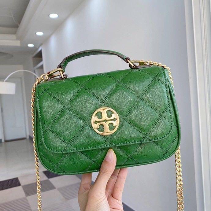 Tory Burch Willa Mini Top Handle Bag พร้อมส่งที่ไทย ใบจริงคือสวยสุดดไปเลยค่าา! กระเป๋าสะพายข้างหรือหิ้วก็เก๋ไปอีกเลยค่ะ! หนังแท้อย่างดี ลายนวมนิ่มมือดีมากค่ะ ด้านหน้ามีอะไหล่โลโก้แบรนด์ เปิดปิดกระเป๋าแบบกระดุมแม่เหล็ก ภายในสามารถใส่กระเป๋าเงินใบกลางได้;มื