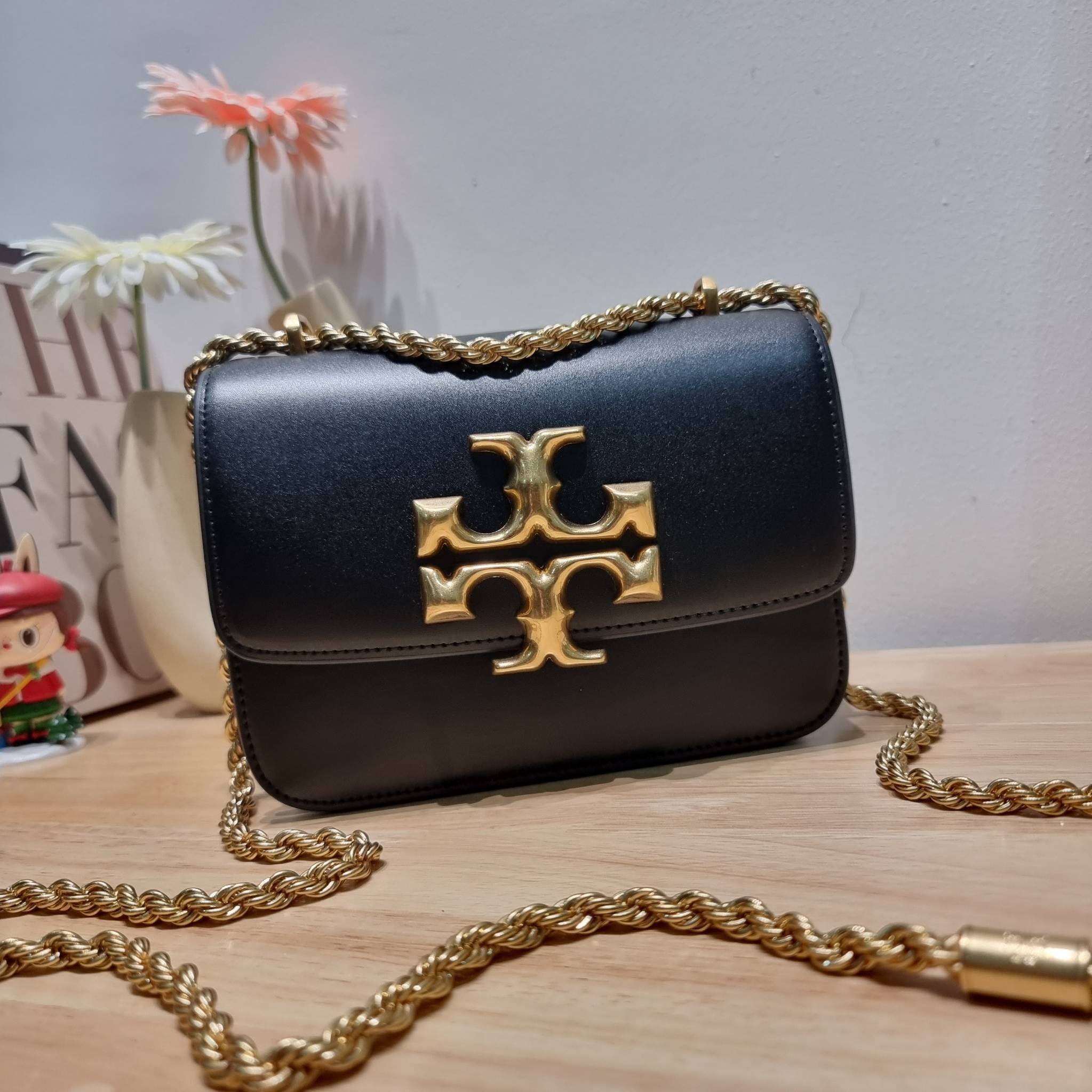 Tory Burch Bag / TORY BURCH ELEANOR SMALL CONVERTIBLE SHOULDER BAG ฮอตไอเท็ม รุ่นนี้ขายดีขายหมด สวยหรู คุณหนู ผู้ดี!! หายากมากแล้วน้า กระเป๋าสะพายข้าง ดีไซน์อยู่ทรง ขนาดกำลังสะดวกใช้ เปิด-ปิดด้วยแถบแม่เหล็ก ภายในแบ่งสัดส่วนได้เป็นอย่างดี