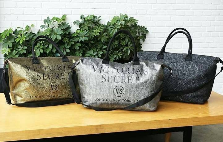VICTORIA'S SECRET CANVAS GLITTER LARGE RUNWAY TRAVEL BAG 2017 กระเป๋าทรง Travel ใบใหญ่วัสดุ CANVAS GLITTER ด้านหน้าประดับโลโก้แบรนด์ glitter วิ๊งทั้งใบ เปิดปิดด้วยซิป ภายในกว้างจุสุดๆ ใส่เสื้อผ้าได้หลายชุด ไม่ว่าจะถือขึ้นเครื่อง, ไปต่างจังหวัด หรือไป