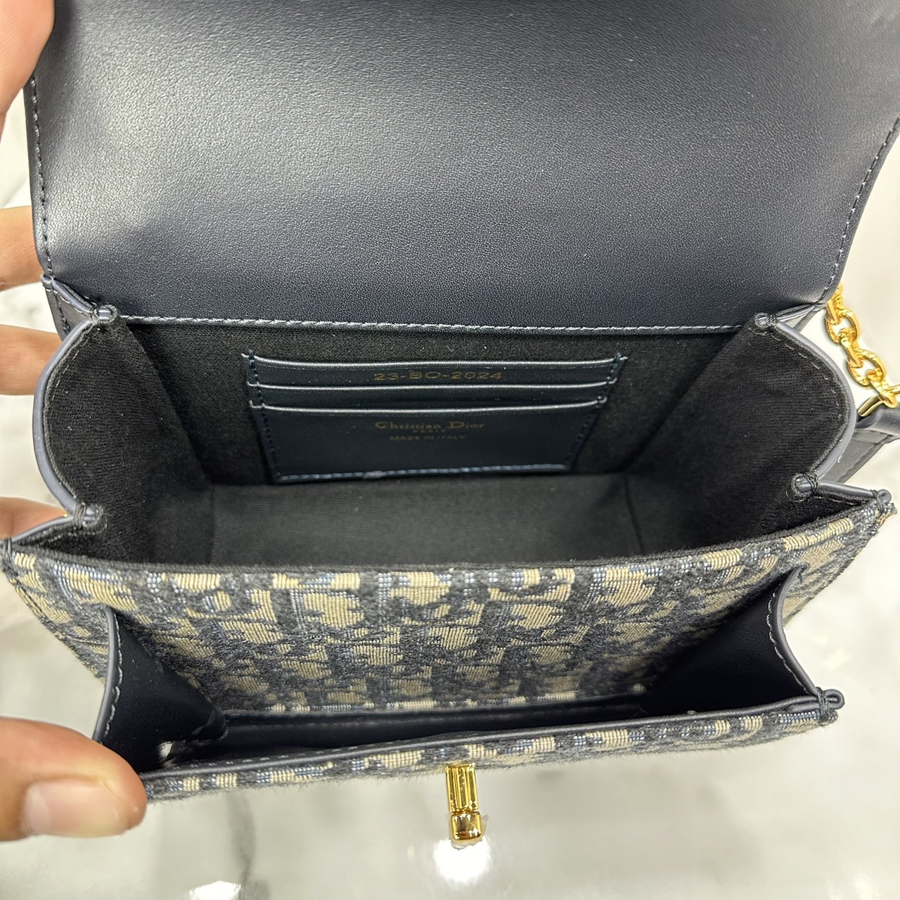 DIOR Miss Maddy Mini Bag กระเป๋าสะพายรุ่นใหม่ winter 2024 สวยหรู ดีเทลแพง รุ่นที่ใครเห็นเป็นต้องรัก ดีไซน์เรียบง่าย แต่แฝงความผู้ดี ภายในแบ่งสัดส่วนไว้ดีมาก รับรองว่าประทับใจแน่นอนจ้า