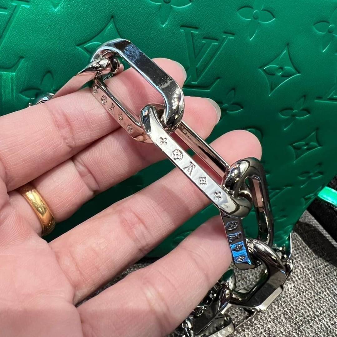 LV HANDLE POUCH MONOGRAM / LV Coussin กระเป๋าสะพายกึ่งคลัชท์ สุดล้ำ มาแรงมาก ด้วยความสวยปังตั้งแต่แรกเห็น วัสดุหนังแกะปั๊มลายสวยคม มาพร้อมสาย 2 เส้น เลิศๆ มีสายโซ่ที่มีดีเทลละเอียดไม่ซ้ำ และสายสปอร์ตครอสบอดี้ ที่จะคล้องไว้ทั้งสองเส้นก็ดีงาม หรือสลับใช้ตาม