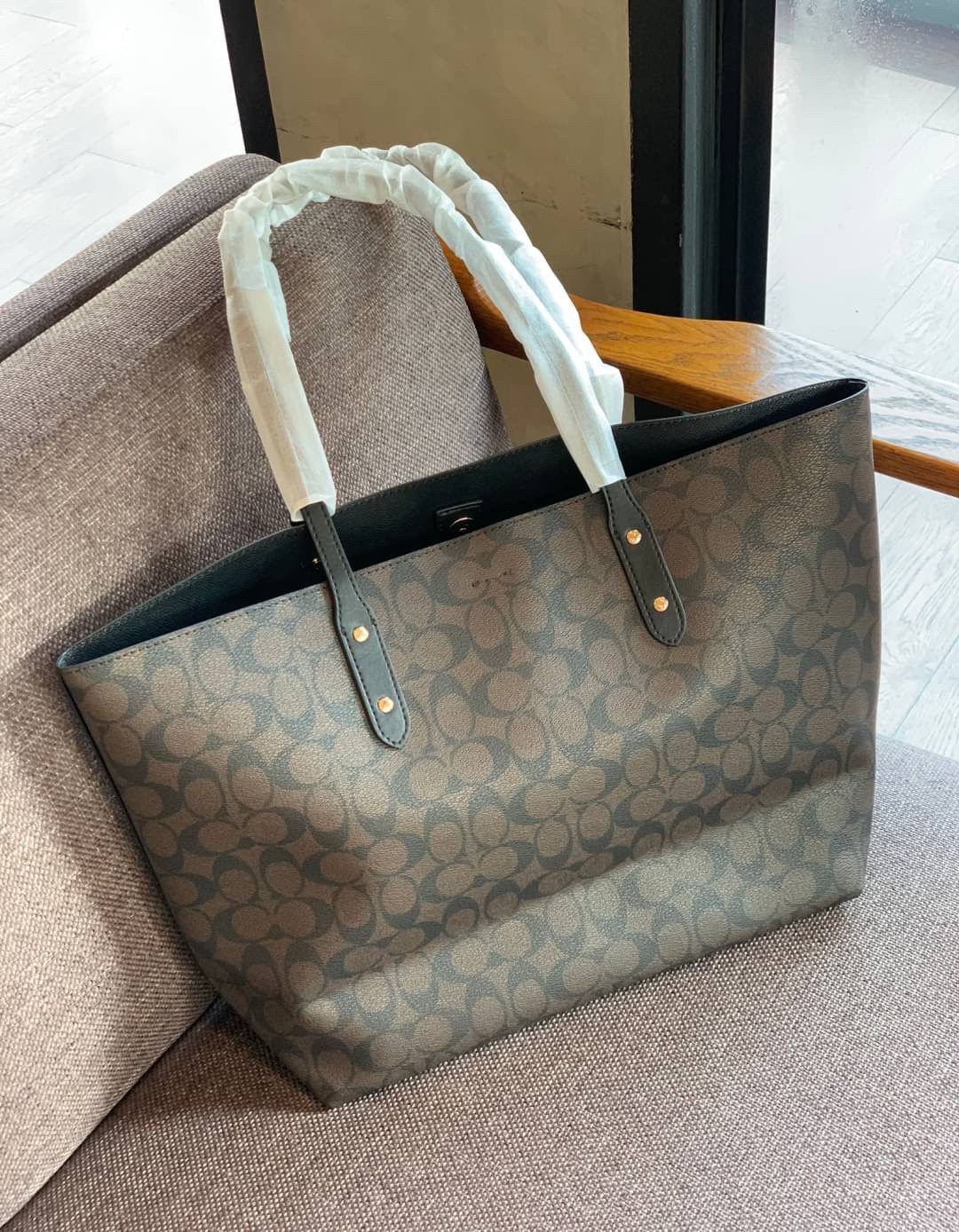 COACH TOWN TOTE SIGNATURE BAG((76636)) พร้อมส่งอีกครั้ง! กระเป๋าใบใหญ่หนังแท้ สวยงามค่ะ ป้ายอะไหล่แบรนด์แบบโลหะสีทองสวยหรูมากๆ เปิดปิดกระเป๋าแบบกระดุมแม่เหล็ก ใช้งานง่าย ภายในกว้างมากๆค่ะบอกเลย สาวๆที่สัมภาระเยอะหายห่วงค่ะ พร้อมช่องกระเป๋าซิปให้ใส่มือถือห