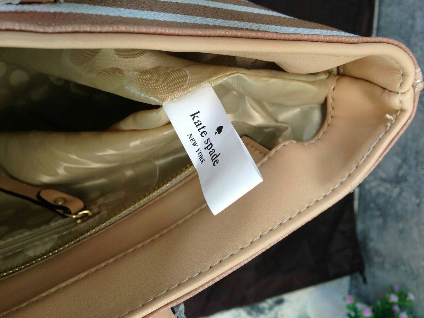 KATE SPADE HYDE LANE STRIPED RILEY LEATHER TOTE BAG กระเป๋าสะพายทรง Tote Bag หนังสวยอยู่ทรง โดดเด่นที่สีทูโทนลายทางห้อยโลโก้ TAGcที่หูกระเป๋า ด้านหน้าประดับโลโก้ มี1ช่องใส่ของ ภายในมีช่องซิป และช่องใส่มือถือ กว้างและจุ ใส่ ipad notebook เอกสาร A4 กระเป๋าส