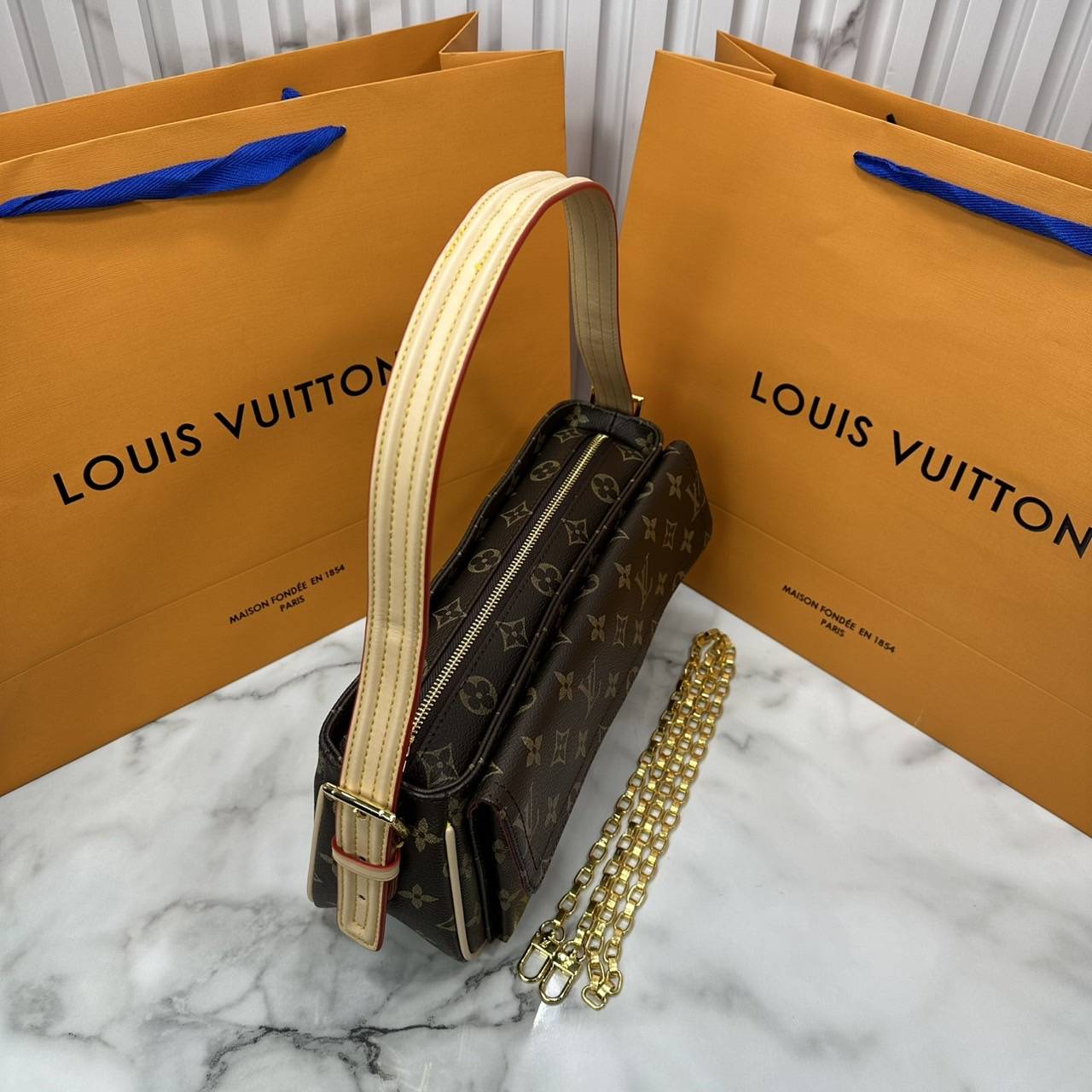 ORI หนังแท้ | LV Vivacite bag Monogram canvas กระเป๋าสะพายดีไซน์วินเทจ Monogram แคนวาส ไอเท็มขนาดเล็กใช้งานสะดวกมีช่องกระเป๋าทั้งด้านในและด้านนอกเหมาะเป็นเพื่อนคู่ใจประจำวัน