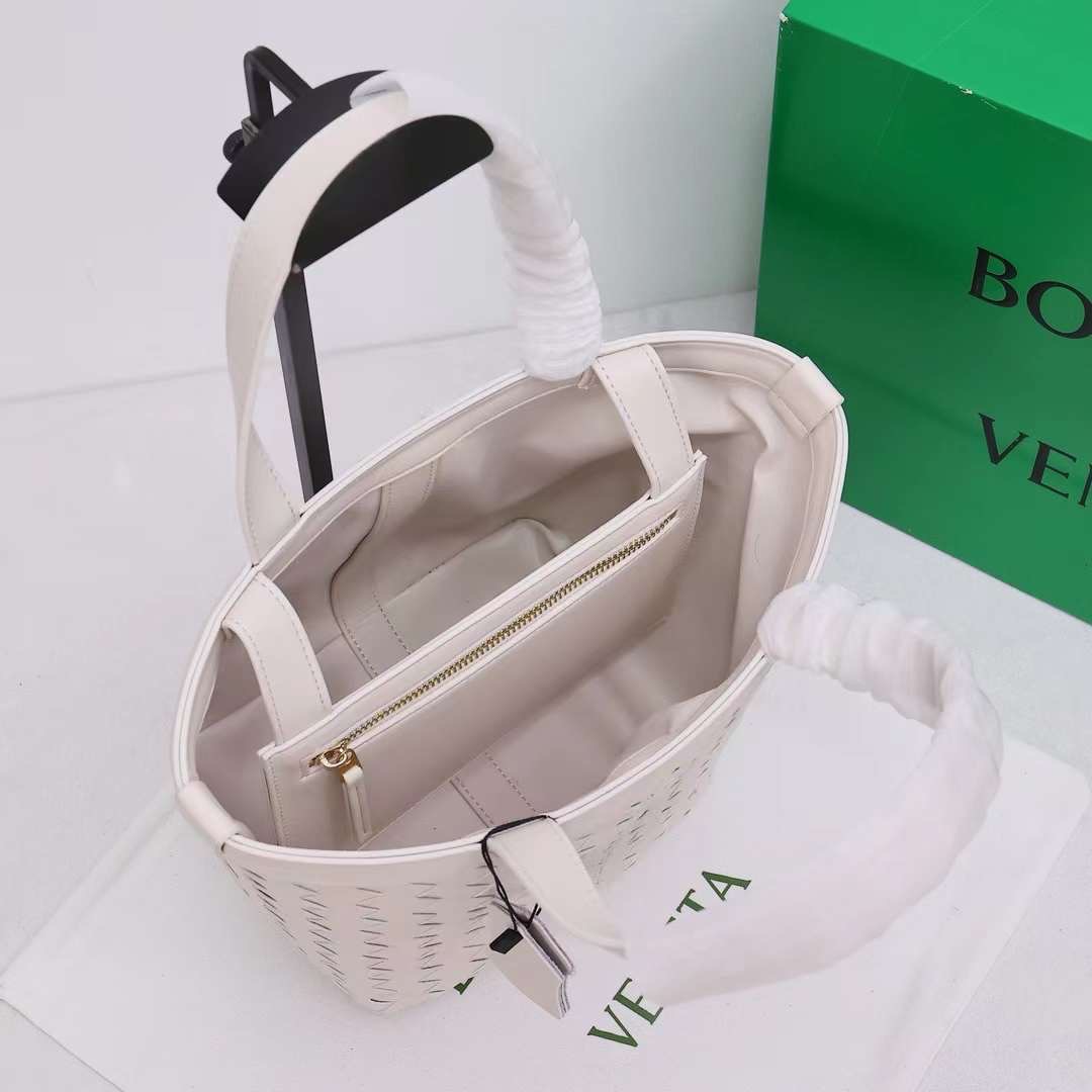 BOTTEGA Small Flip Flap Tote bag soft Intrecciato leather with zippered pocket กระเป๋าทรงโท้ทดีไซน์สานเป็นเอกลักษณ์หรูหรา จุของได้เยอะ เกรดออริ สลับแท้ 1:1 ใช้งานต่างประเทศได้