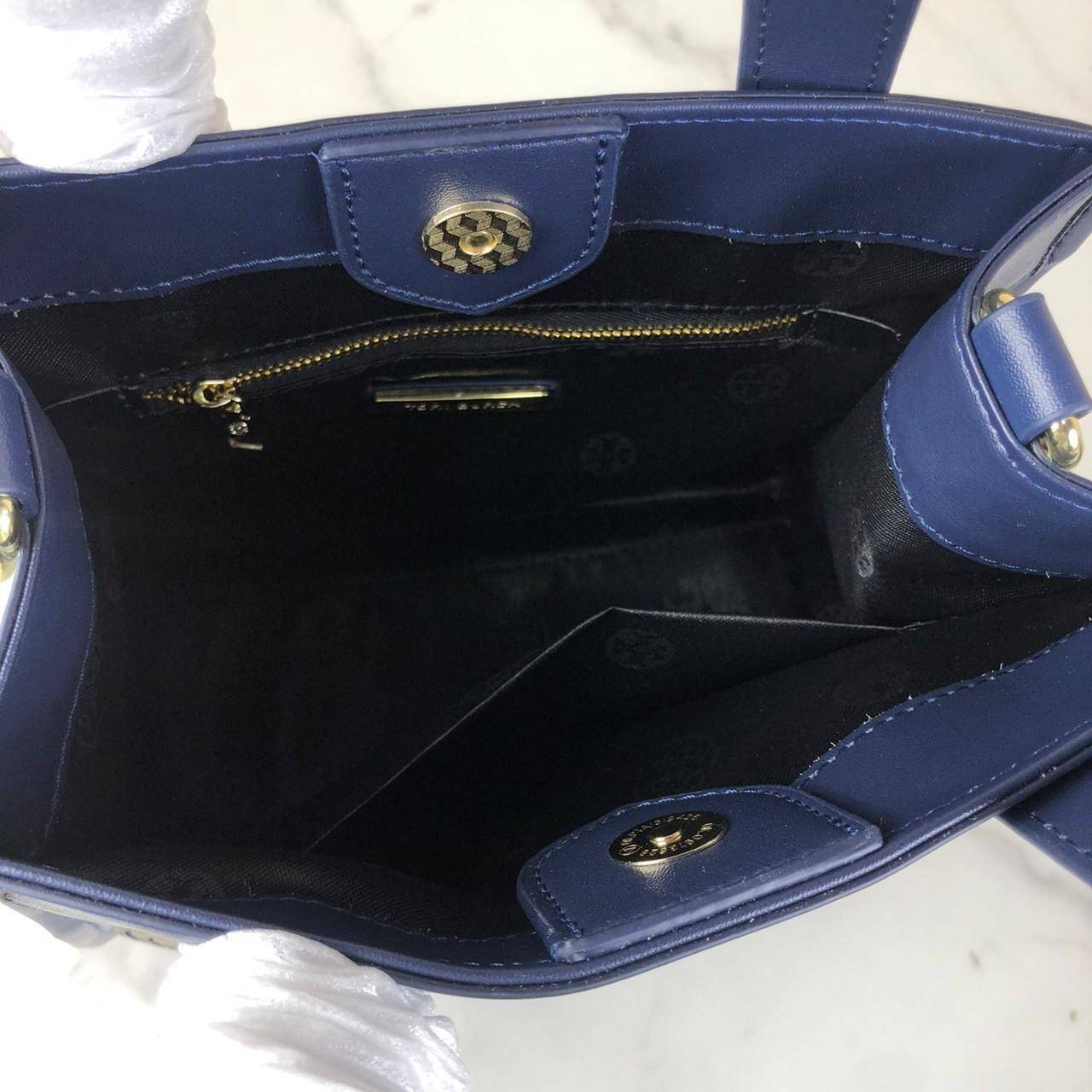 กระเป๋าถือ หรือสะพาย TORY BURCH เปิด - ปิดกระเป๋าด้วยกระดุมแม่เหล็ก ด้านในมีช่องใส่ของ 1 ช่อง และช่องซิป 1 ช่อง มาพร้อมสายสะพายยาว สามารถถอดและปรับได้ Free Size ค่ะ