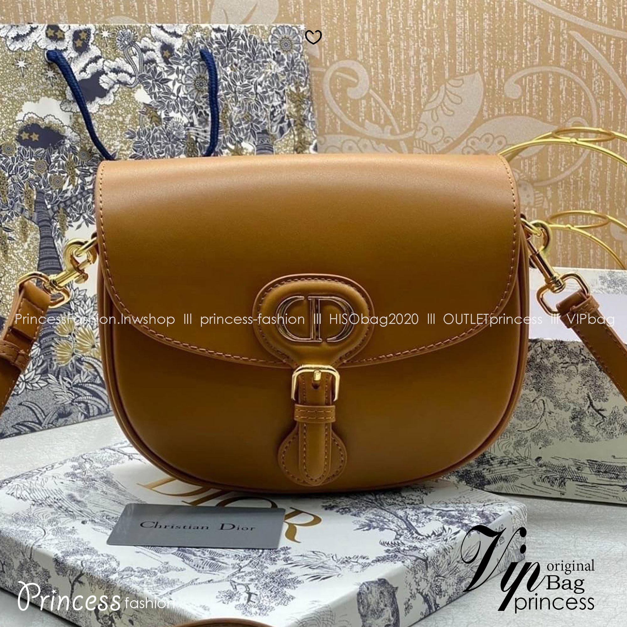 Dior Bobby Medium Bag Dior Oblique jacquard fabric in blue กระเป๋าสะพายทรงโฮโบรุ่นยอดนิยม คลาสสิคสุดหรู ด้วยเส้นสายที่ประณีตและสัดส่วนที่กลมกลืนลงตัวอย่างสวยงาม เกรดท็อปออริ ใช้งานต่างประเทศได้