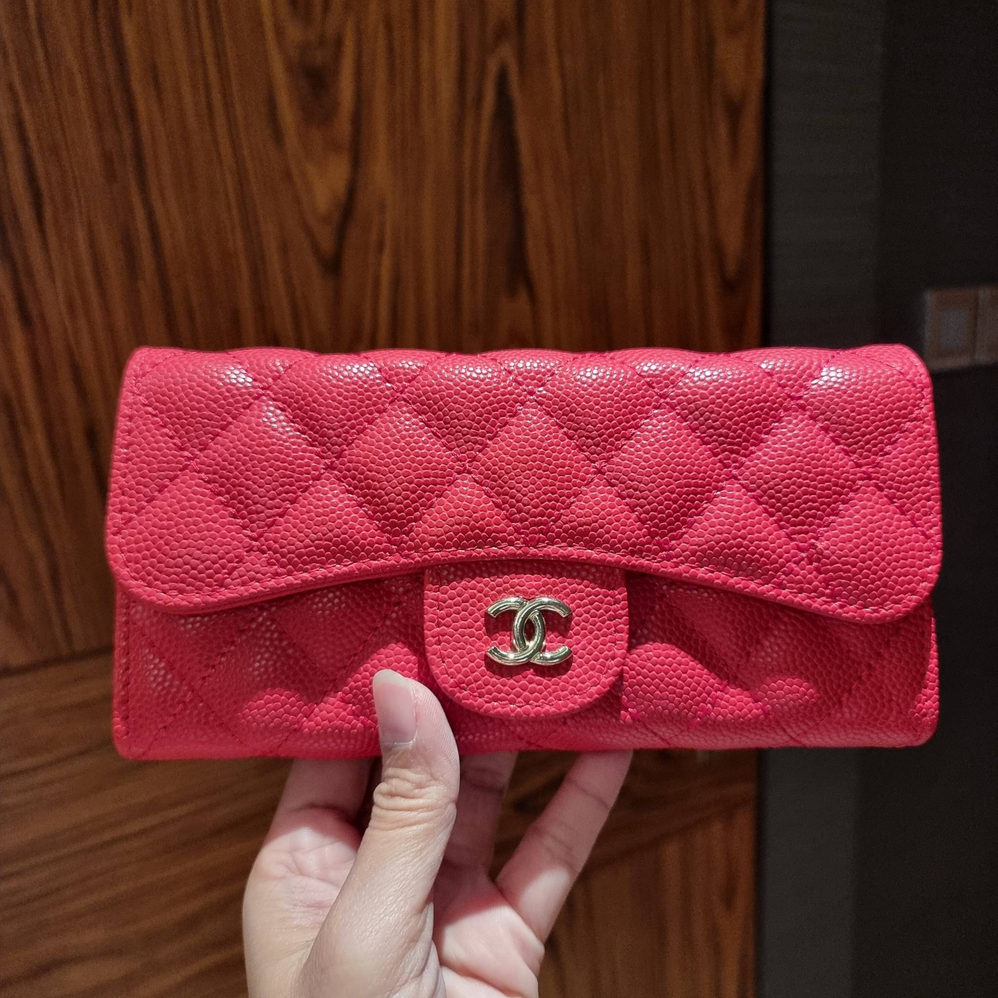 VIP 】กระเป๋าสตางค์ใบยาวรุ่นฝาพับที่ถามหากันมากที่สุด!! สวยรับทรัพย์จาก Chanel วัสดุหนังลายคาร์เวีย ลุคผู้ดีที่สุด เปิด-ปิดด้วยกระดุมแม่เหล็ก ภายในกระเป๋ามีช่องใส่บัตรได้เยอะ ใส่ธนบัตร ใส่เหรียญได้ มีช่องซิปแยกอีกหนึ่งช่อง ดีไซน์เรียบหรูดูคลาสสิค!! สาวๆห้า