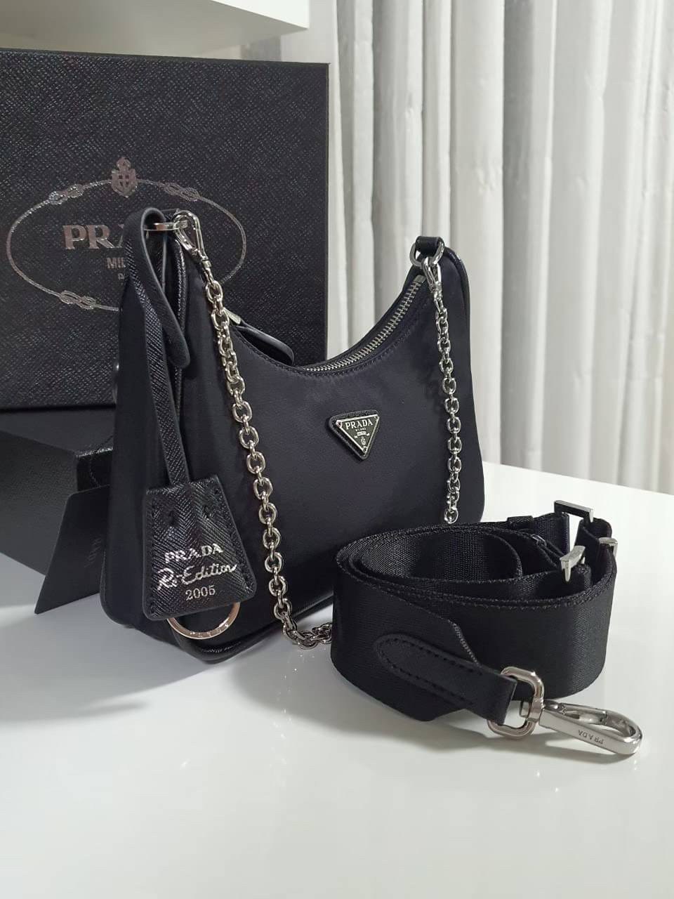 BEST SELLER!! **กำลังมาแรงมากค่ะ กับแบรนด์ PRADA ใบเดียวคุ้มมากค่ะ อุปกรณ์ ครบชุด **ซื้อ1ได้ถึง3ไอเท็ม ทั้งสายยาว และกระเป๋าใส่เหรียญ และป้ายแท็คหนัง อย่างดี **อะไหล่ปั้มแบรนด์แท้ทุกจุด วัสดุทำจากผ้า Nylon อย่างดี กันน้ำได้ อยู่ทรงสวย สามารถใส่กระเป๋าตังค
