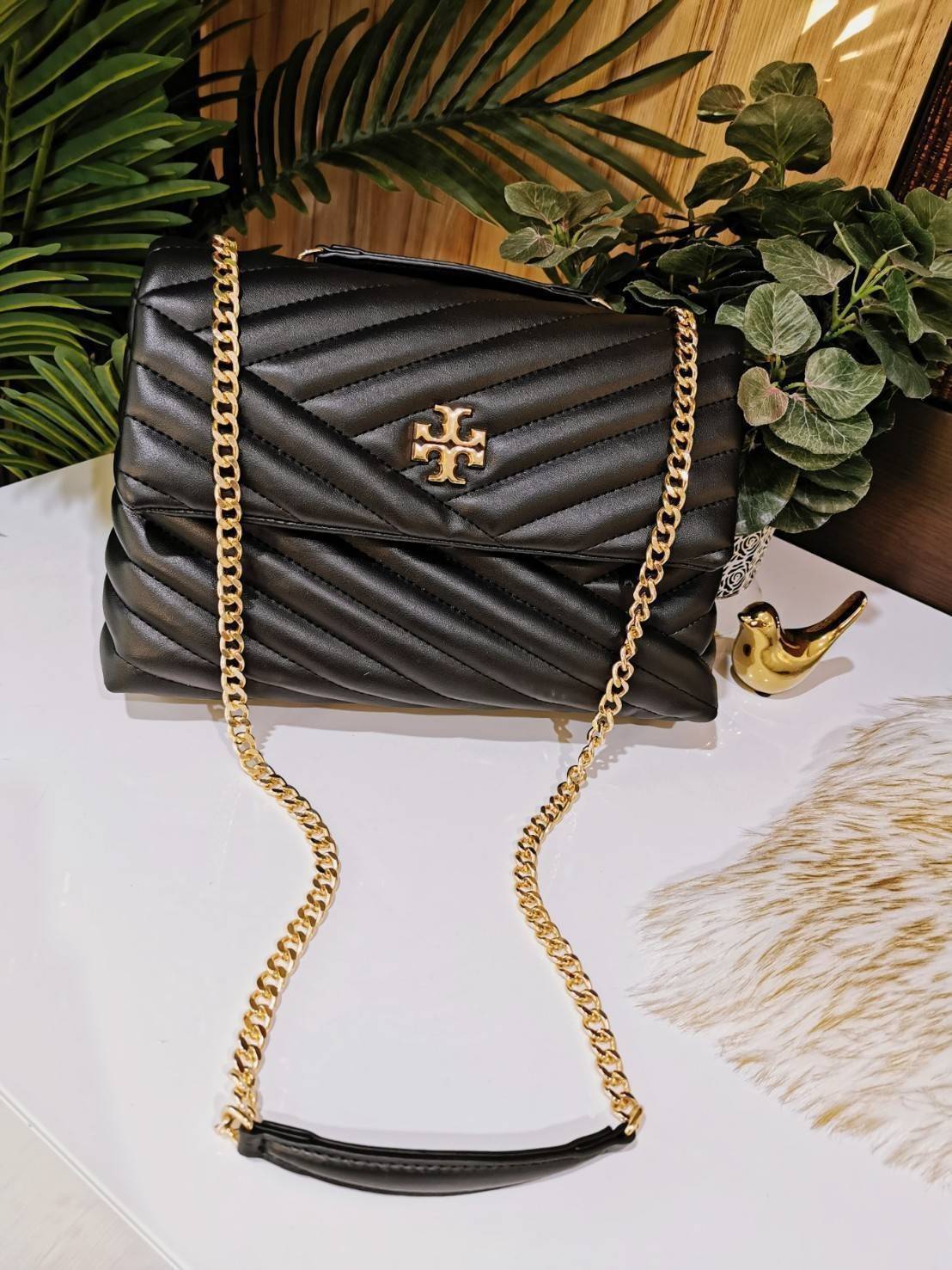 ของแท้ 💯% 】Tory Burch Factory Outlet Quilted Chain Crossbody Sling Bag กระเป๋าสะพายรุ่นแนะนำจาก Tory Burch Factory วัสดุหนังแกะสังเคราะห์ขึ้นลายริ้วหนังนิ่มสวยอยู่ทรง ดีไซน์ยอดนิยม