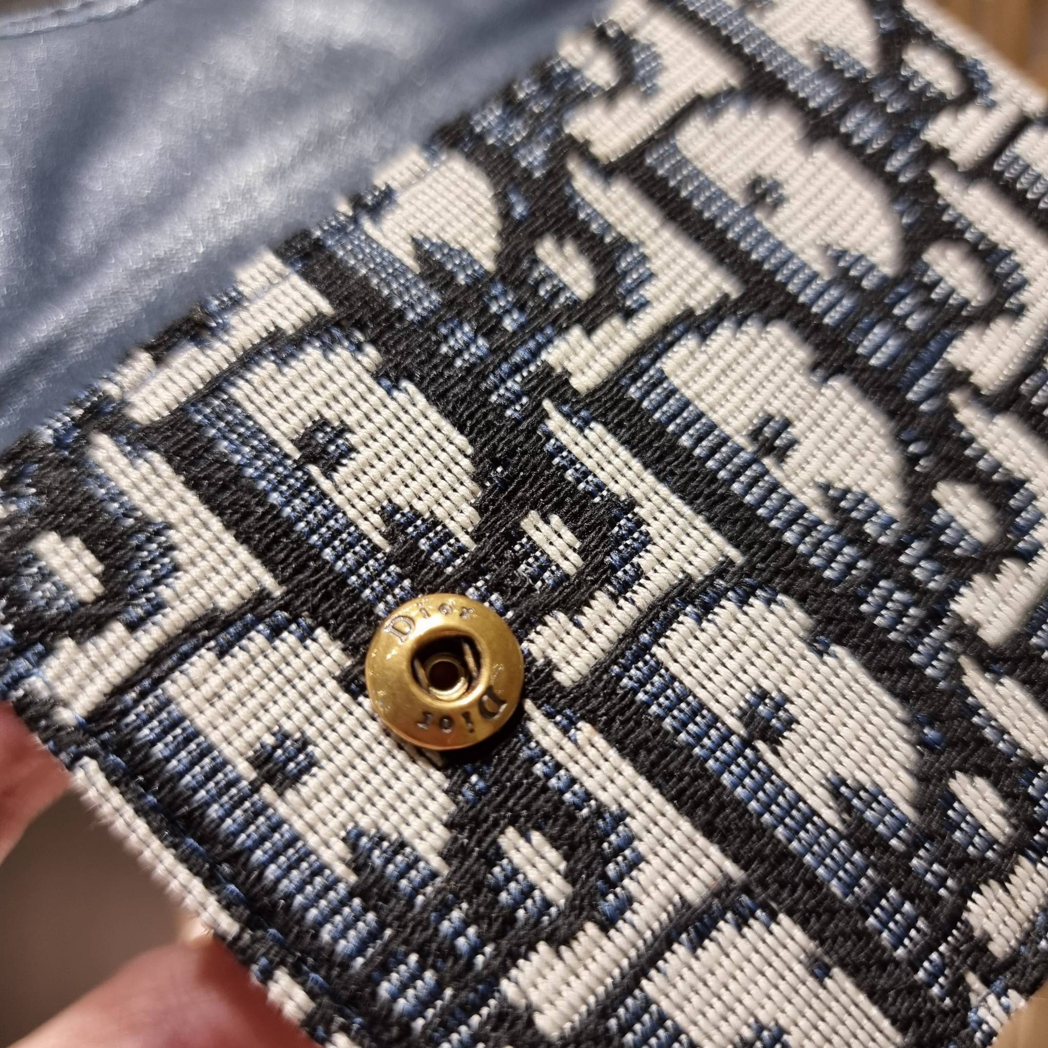 VIP 】CD MULTI WALLET WITH GWP กระเป๋าสตางค์ขนาดเหมาะมือ กะทัดรัดไม่กินพื้นที่ พรีเมี่ยมกิ๊ฟจากเคาน์เตอร์ ดีไซน์แบบพับ ใช้งานง่าย น่ารักน่าใช้จริงๆ วัสดุผ้าแคนวาสปักลาย สลับหนังแท้ภายใน ภายในมีช่องใส่บัตร ใส่ธนบัตรได้ สะดวกใช้มากๆ มาพร้อม box set ในราคาที่