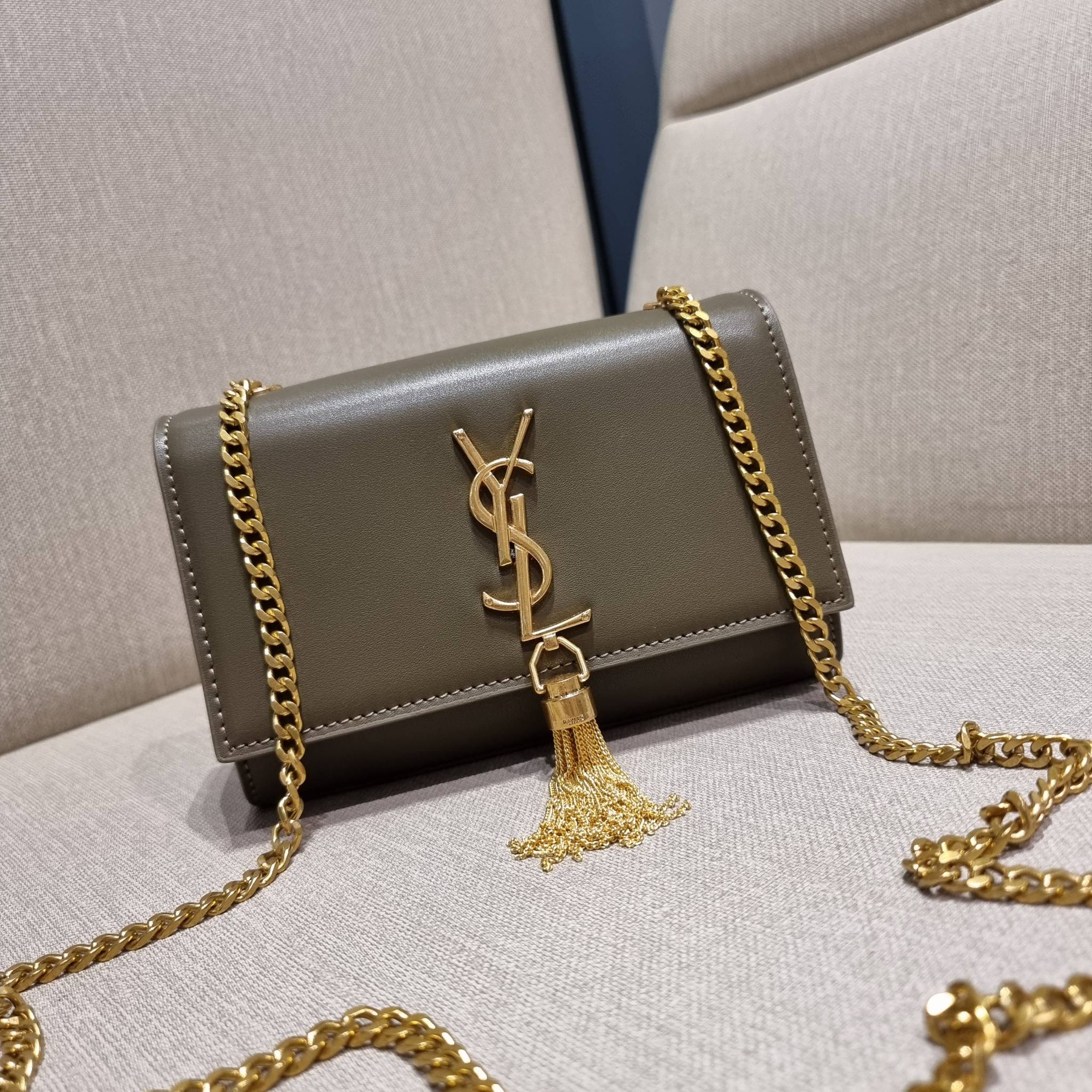 Yves Saint laurent small kate bag สุดหรู ทรง woc ที่แสนจะฮอตปรอทแตก ดีไซน์เรียบ แต่แอบมีดีเทลความหรูที่พู่ห้อยสีทองโดดเด่น เพิ่มความแพงอีกหนึ่ง วัสดุหนังแท้สัมผัสดีงาม ใช้งานง่ายเพียงแค่เปิด-ปิดด้วยกระดุมแม่เหล็ก ภายในเป็นช่องโล่ง มีช่องใส่บัตร ใส่มือถือ 