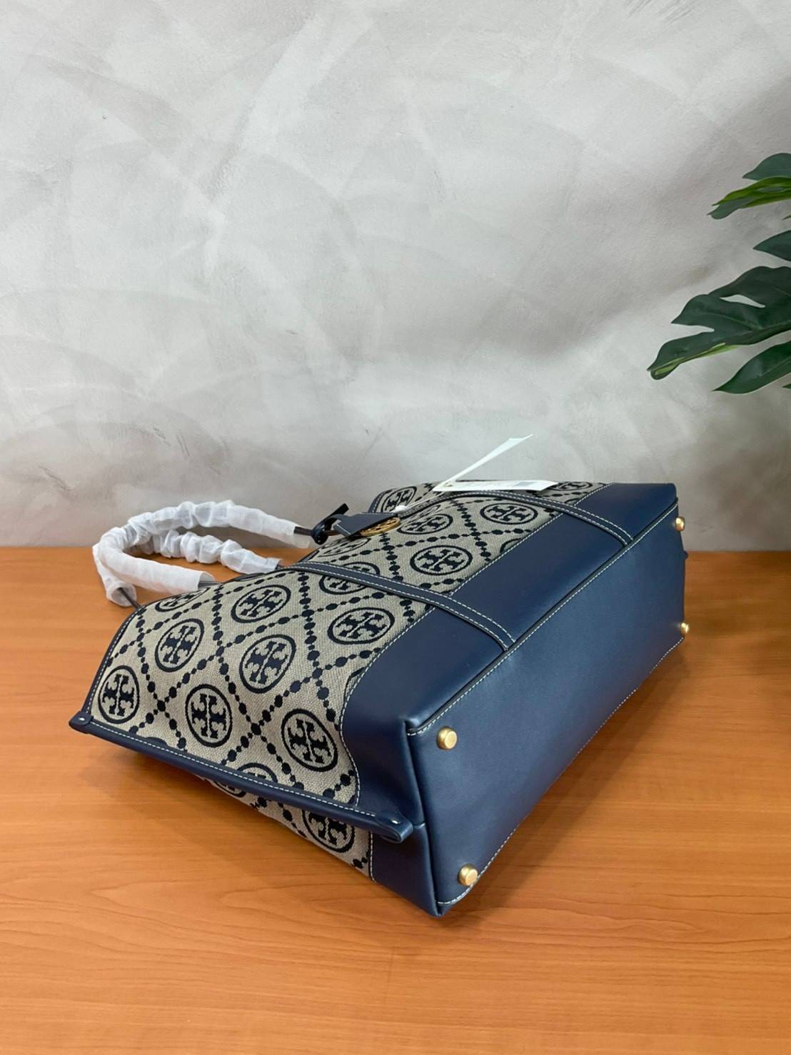 TORY BURCH T MONOGRAM TRIPLE - COMPARTMENT TOTE กระเป๋า/สะพายไหล่ทรง SHOPPING BAG วัสดุผ้าผ้าแคสวาสปักลายสัญลักษณ์แบรนด์ ตั้งอยู่ทรง สวยหรู ดูแพง จุของได้เยอะมาก ภายในแยกเป็น 2 ช่องหลัก 1 ช่องซิปตรงกลาง แบ่งเป็นสัดส่วนใช้งาน