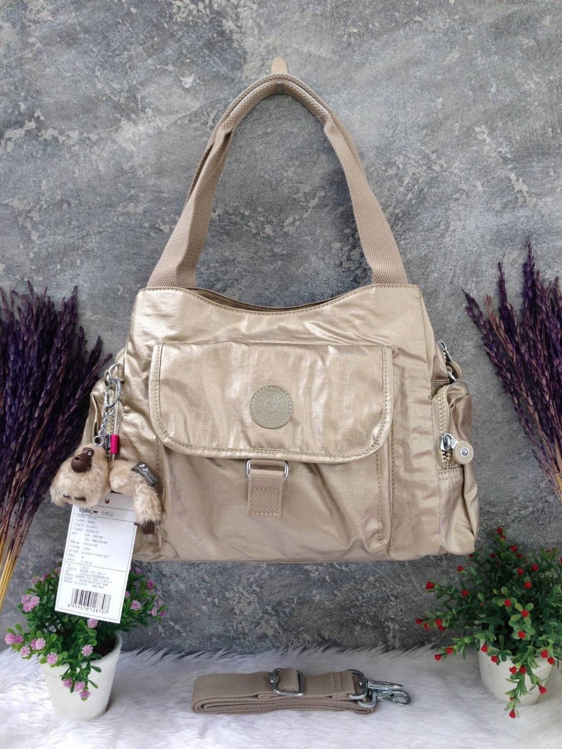 KIpling Felix Large Handbag Bag กระเป๋าถือหรือสะพายสไตล์ลำลองวัสดุ Nylon + Polyester 100% น้ำหนักเบามีหูหิ้วเเละสายสะพายยาวเลื่อนปรับระดับได้ถอดได้ เปิดปิดด้วยซิปสะดวกใช้ โลโก้เเบรนด์ มีช่องแบ่งถึง3ช่องเเยกเป็นสัดส่วน ด้านหน้าและด้านหลังมีช่องใส่ของเปิดปิ