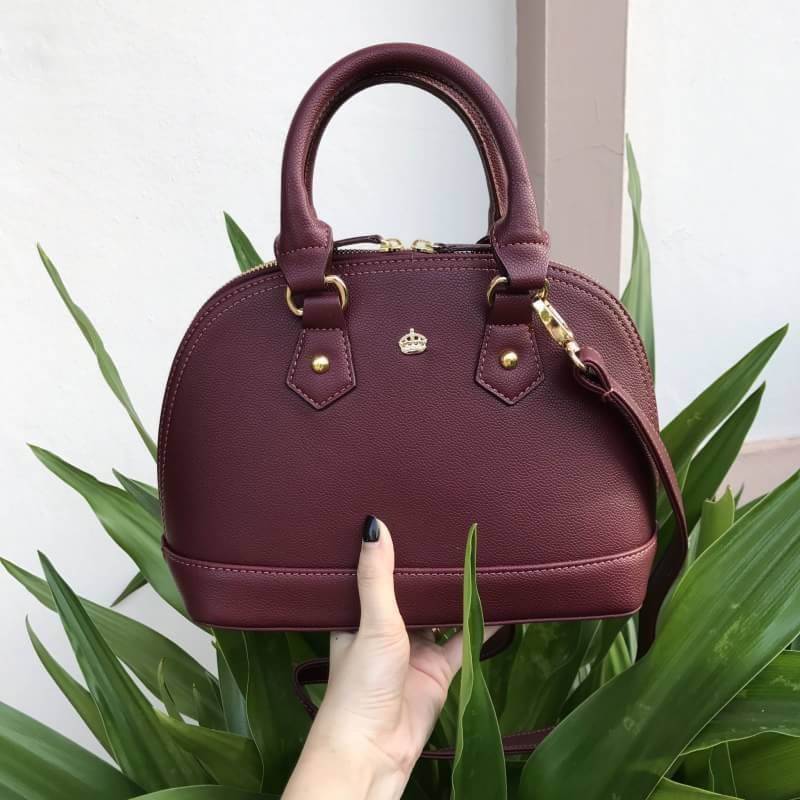 KEEP Milany handbag [ทรง alma] กระเป๋าถือหรือสะพาย วัสดุหนัง pu. ลายคาร์เวียร์ คุณภาพดี เนื้อ matte สวยอยู่ทรง ดีไซน์เรียบหรู cutting สวยเนี๊ยบปราณีต น้ำหนักเบา ขนาดกำลังดี ใส่กระเป๋าสตางค์ยาว, มือถือได้ทุกรุ่นค่ะ เปิดปิดด้วยซิป 2 ทางสะดวกใช้งาน ภายในมีช่