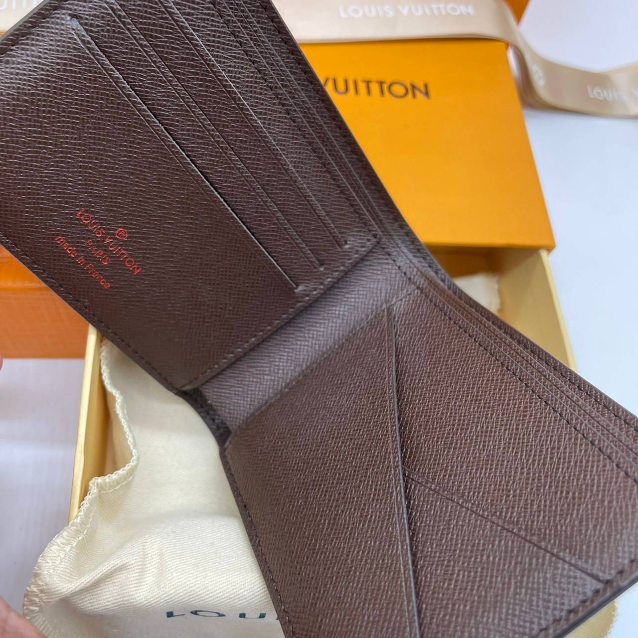 VIP GIFT 】หนังแท้ LOUIS VUITTON MEN WALLET MONOGRAM ฿ DAMIER CANVAS กระเป๋าสตางค์ผู้ชาย รุ่นยอดขายไม่เคยตก ใบจริงดูผู้ดี ดูแพง!! ภายในมีช่องใส่บัตรได้เยอะ ใส่ธนบัตรได้ พร้อมเสิร์ฟถึงบ้าน ซื้อให้คุณหนุ่มๆ รับรองประทับใจไม่ลืมจ้า