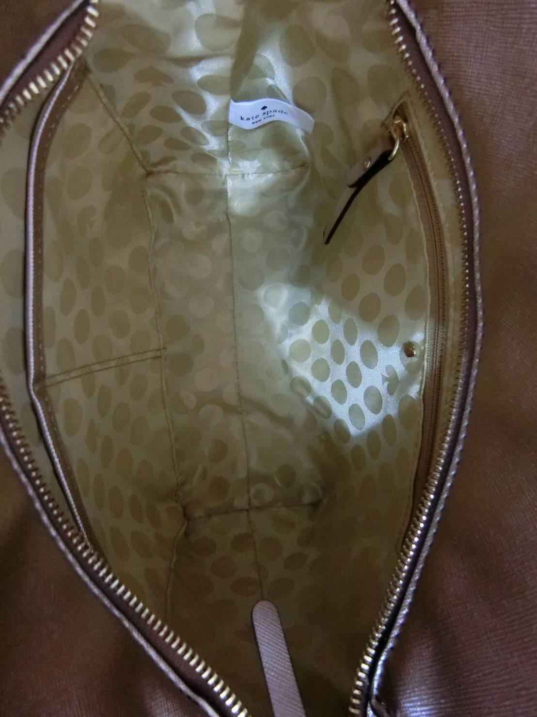 KATE SPADE NEW YORK CEDAR STREET HAYDEN BAG กระเป๋าถือหรือสะพายหนัง Saffiano สวยหรูอยู่ทรงสไตล์ PRADA ด้านหน้าประดับโลโก้สีทองสวยไฮโซ ภายในมีช่องซิปและช่องเล็ก ซับในอย่างดีสกรีนลาย Kate Spade กว้างและจุ ใส่ ipad mini กระเป๋าสตางค์ ของใช้ได้เยอะ มีหมุดรองฐ