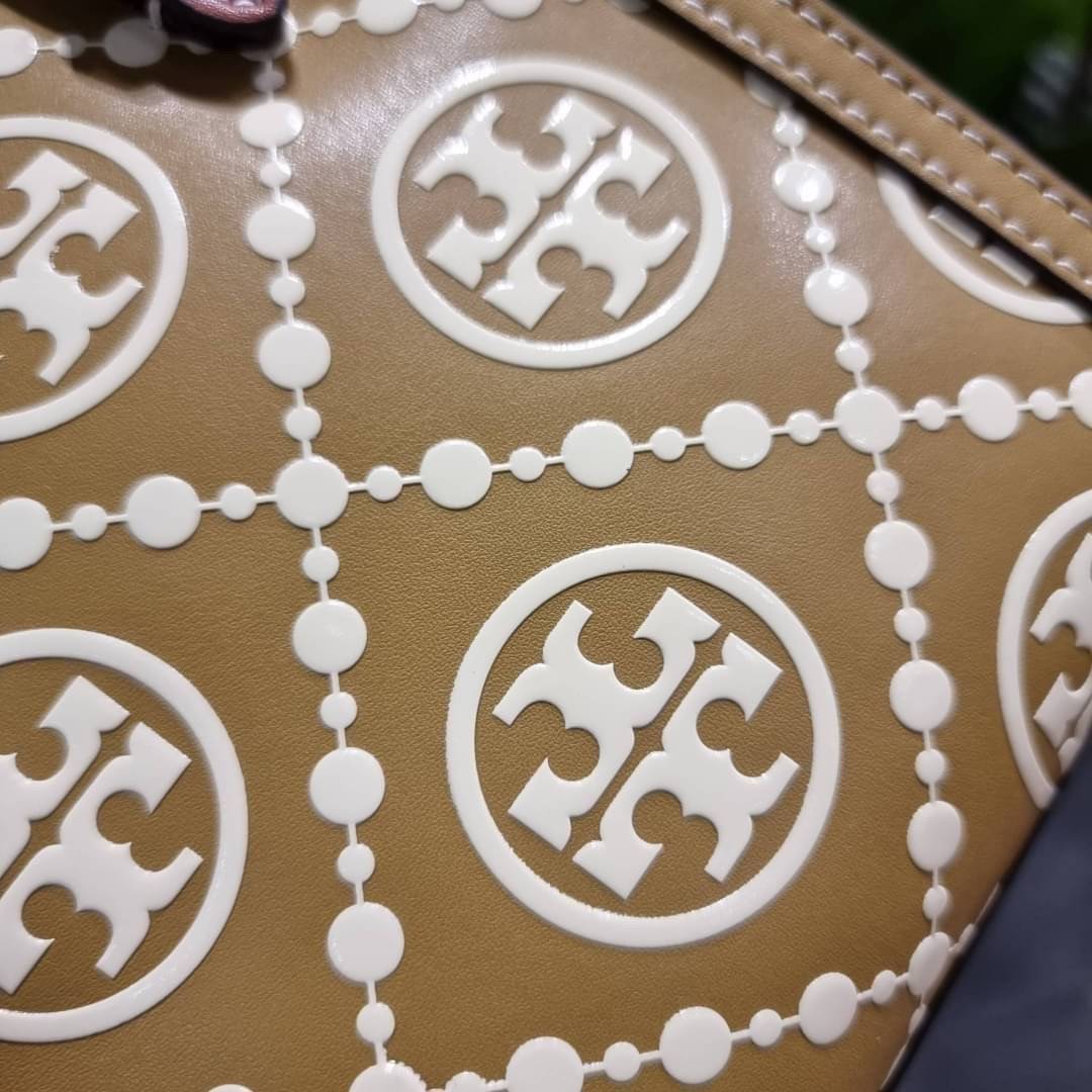 TORY BURCH T MONOGRAM EMBOSSED MINI TOTE สุดหรูกับกระเป๋าสะพายทรงโท้ท ไซส์มินิ ที่สร้างความหรูหราให้ตัวกระเป๋าด้วยดีเทลลายนูน แต่งแต้มลวดลายเอกลักษณ์ สีลูกคุณมากๆ!! วัสดุหนังแท้ ผิวสัมผัสดี ปากกระเป๋ามีแถบแม่เหล็กกันของหล่นได้ ภายในโล่ง ใส่ของจำเป็นได้ โท