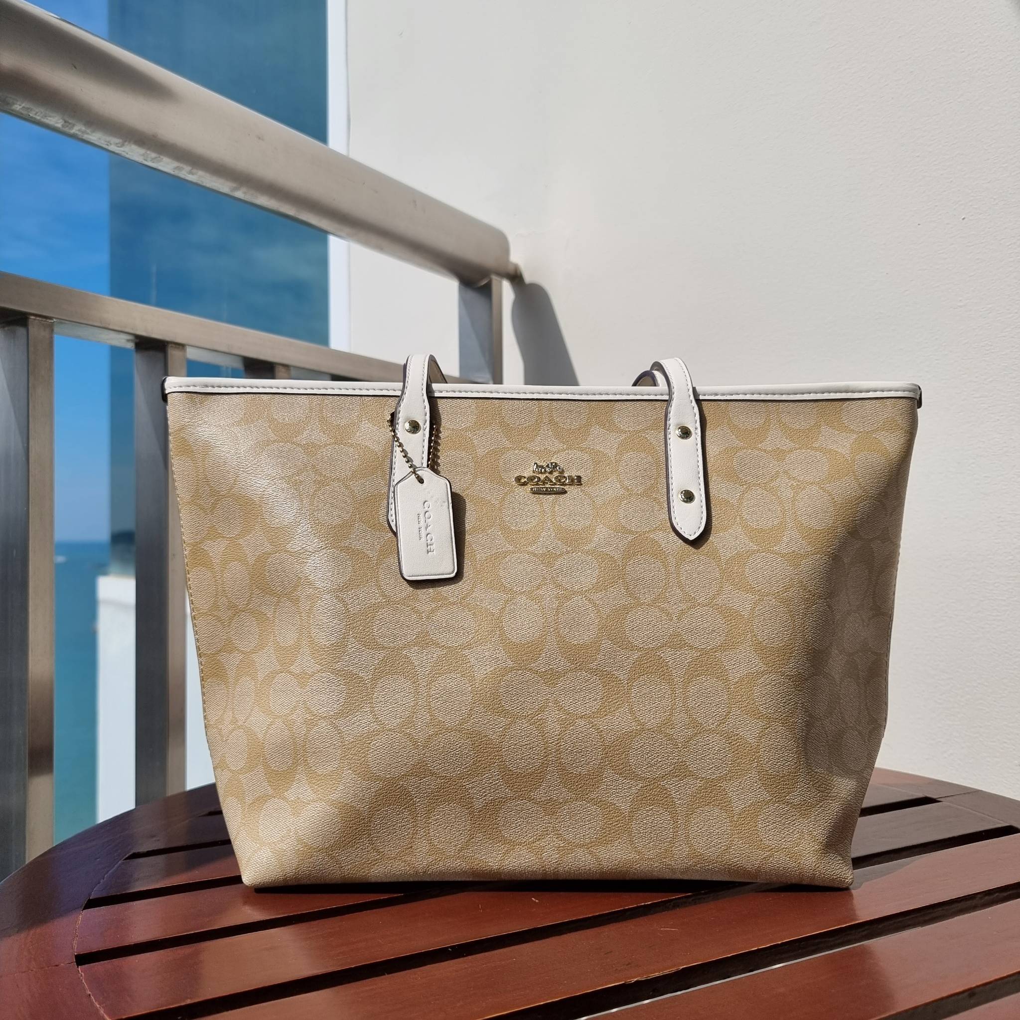 OUTLET 】COACH F58292 CITY ZIP TOTE IN SIGNATURE 16" รุ่นขายดี!! ไซส์ใหญ่ สีสวยมาให้แบบจัดเต็ม!! กระเป๋าถือทรงโท้ทใบใหญ่ สวยน่าใช้ทุกสี สะพายคล้องไหล่ได้เก๋ๆ จุของแน่นๆไปเลยจ้า!! วัสดุหนังแคนวาสคุณภาพ ปากกระเป๋าเปิด-ปิดด้วยซิป กันของหล่นได้ ถือไปไหนก็