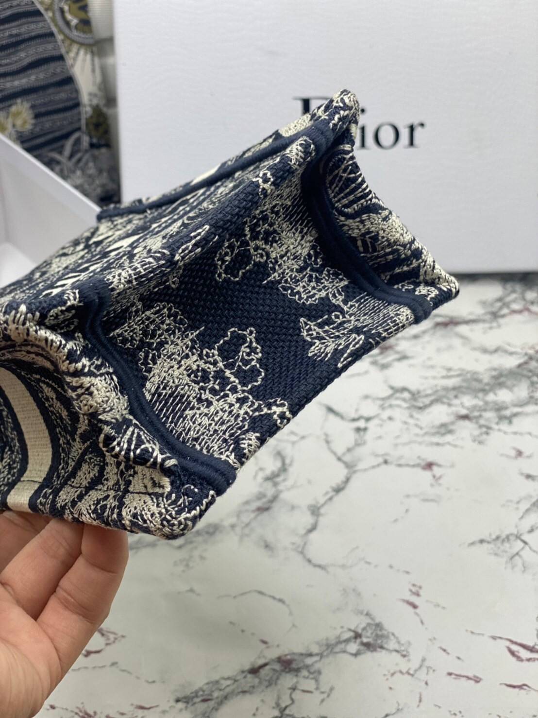 ORI 】Mini Dior Book Tote Phone Bag พร้อมส่งที่ไทย ภาพสินค้าถ่ายจากงานขายจริง ใช้งานต่างประเทศได้ กระเป๋าใบมินิจะใส่โทรศัพท์ได้เช่นเดียวกับของใช้จำเป็นเล็กๆ น้อยๆ ในแต่ละวัน มาพร้อมสายสะพายไหล่แบบปักที่ปรับได้และถอดออกได้ อุปกรณ์เสริมอันทันสมัยนี้สามารถสวม