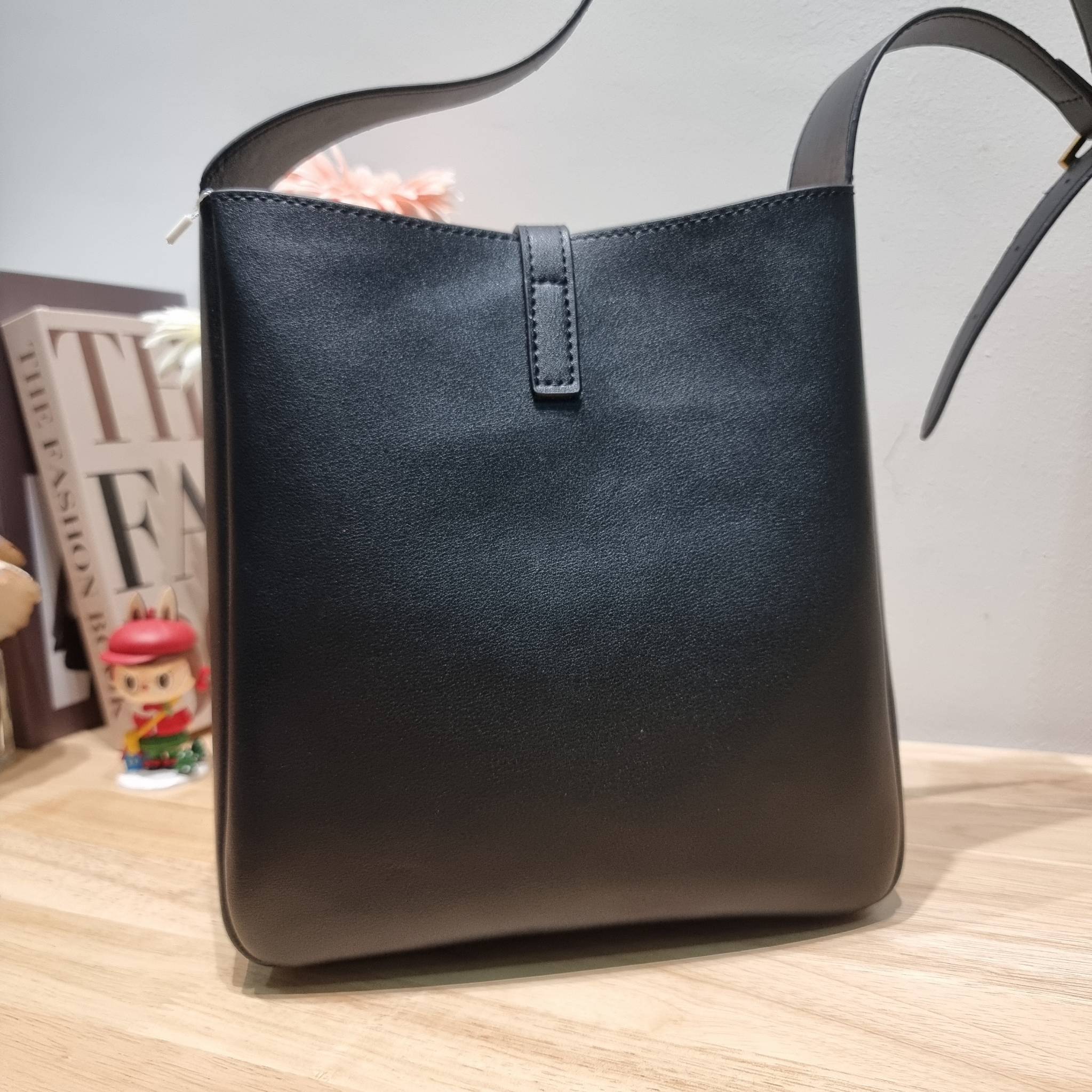 YSL LE 5 À 7 SOFT SMALL IN SMOOTH LEATHER รุ่นยอดฮิต ที่ใครๆก็ต้องมีครอบครอง กับกระเป๋าสะพายทรงโฮโบ ดีไซน์สุดคลาสสิค