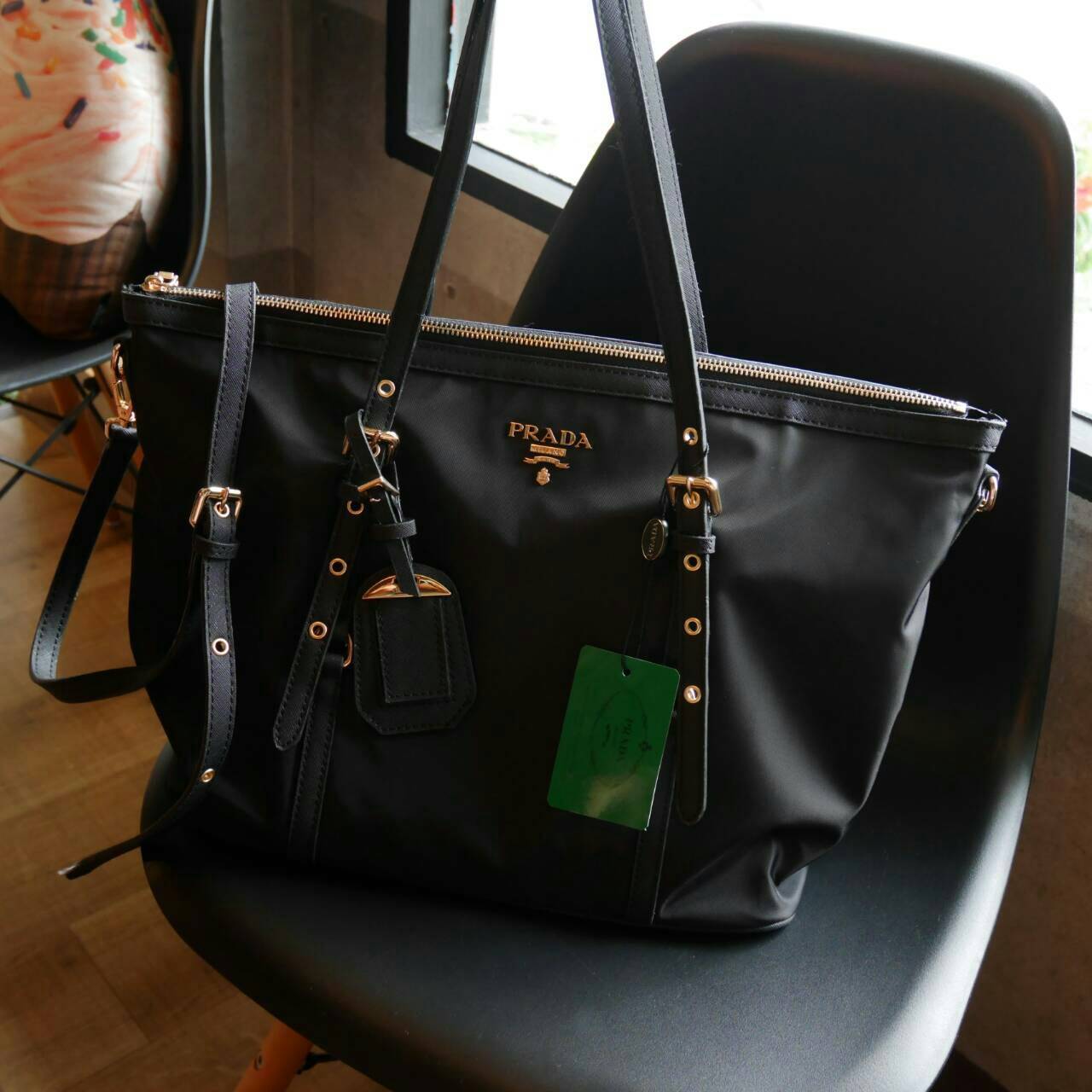 กรี้ดดด งานใบใหญ่ **ใส่ของจุใจ ก้มาน้าาา งานพรีเมี่ยมกิ้ฟ จากเคาเตอร์ต่างประเทศคะ จากแบรนด์ PRADA เป็น กระเป๋าผ้าไนล่อน ตามแบบฉบับของแบรนด์เลย หลงรักเลยคะ สะพายไหล่ได้ ถือก็สวยๆ ใช้แล้วสวยมากๆ ใส่ของได้เยอะเว่อร์ คุ้มราคา ห้ามพลาดเลยคะ!