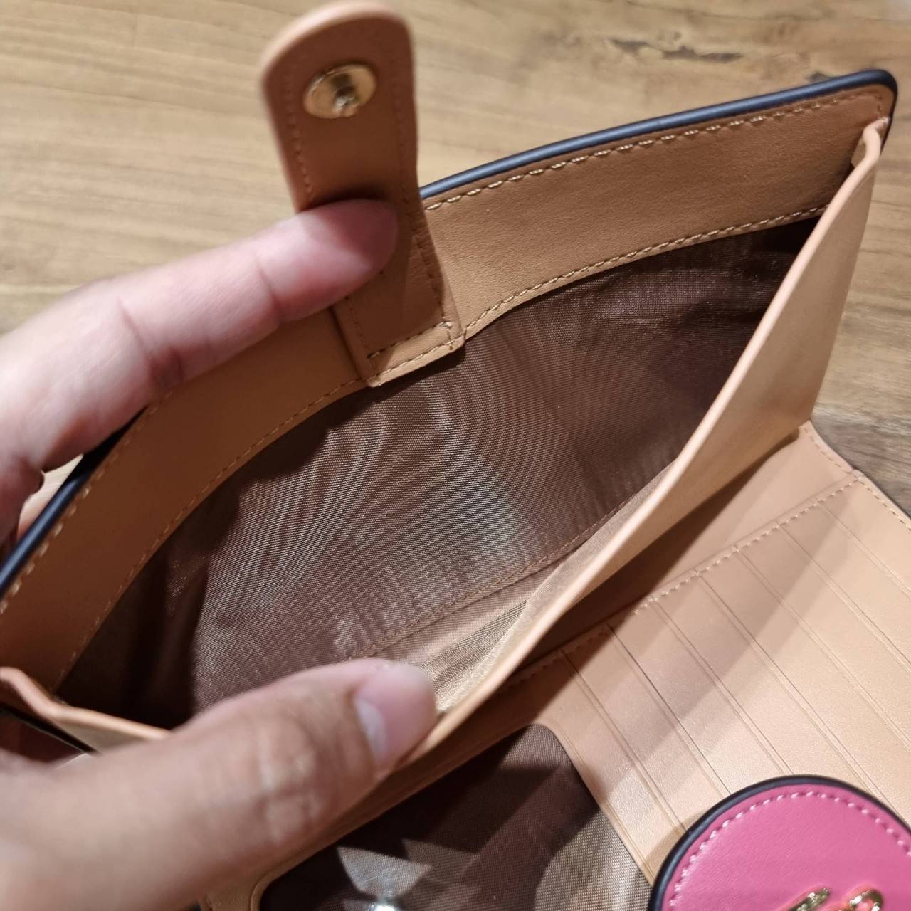 พร้อมส่ง 7 สี COACH C2874 TECH WALLET IN COLORBLOCK SIGNATURE CANVAS จัดให้สีใหม่ก่อนใคร!! ดีไซน์ใหม่ คอลเลคชั่นสวยหรู กระเป๋าสตางค์พร้อมสายคล้องมือ ง่ายต่อชีวิตมากจ้า!! มันดีอะไรเบอร์นี้ ใส่ได้ทั้งบัตร และโทรศัพท์ก็ใส่ได้ทุกรุ่น แถมยังมีช่องซิปแยกไปอีก ช