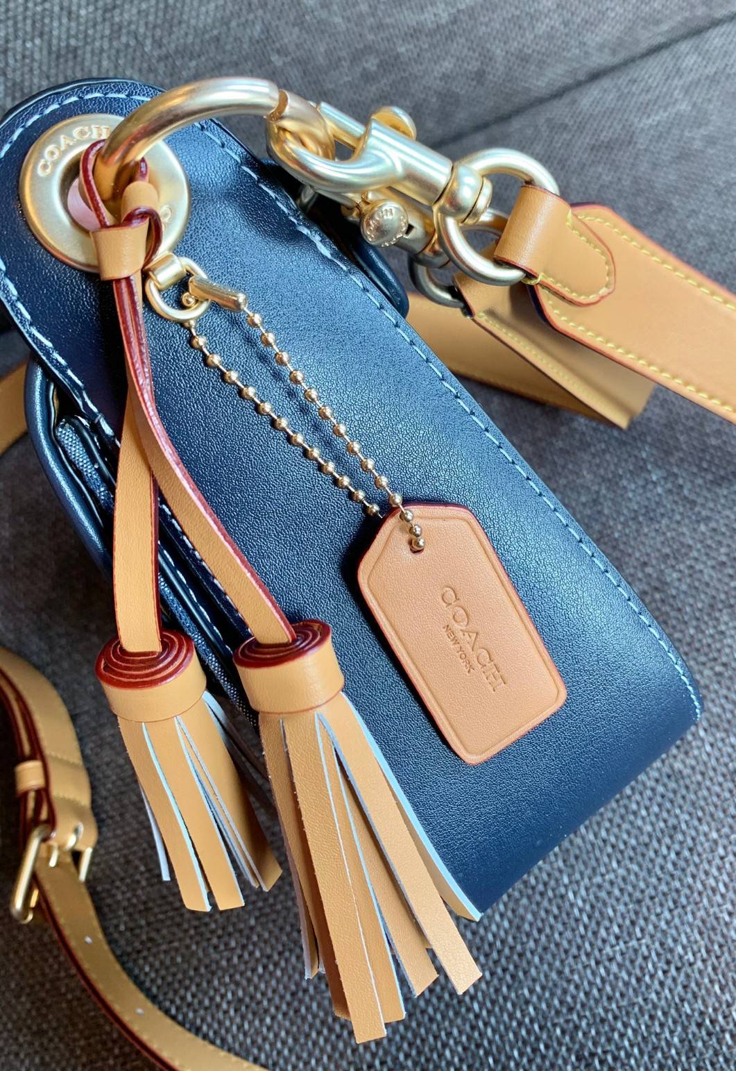 COACH KLEO IN SIGNATURE CHAMBRAY ((C8512)) / Kleo Shoulder Bag 23 In Signature Chambray 📣พร้อมส่งที่ไทย กับคอลเลคชั่นใหม่ล่าสุด ที่คุณต้องมี! สุดคุ้ม! กระเป๋าหิ้ว//ไคล้องไหล่//หรือสะพายข้างได้ วัสดุผ้า Chambray ทอลายแบรนด์ตัดขอบหนังแท้ได้สวยงามค่ะ