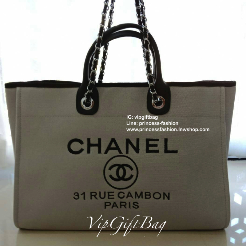 Chanel tote canvas bag จากงานพรีเมี่ยม VIP GIFT รุ่นดังเลยค้า Size ใหญ่อลัง บอกเลยว่า *งานดีที่สุด ตัวกระเป๋า กระเป๋าผ้าเป็นผ้า canvas เนื้อดีสมราคา สัมผัส นุ่มลื่นมือมากกกก อะไหล่เงินปั้มแบรนด์แท้ทั้งใบ ด้านหน้าปัก logo แบรนด์สุดหรู จุของได้เยอะมากก มีช่