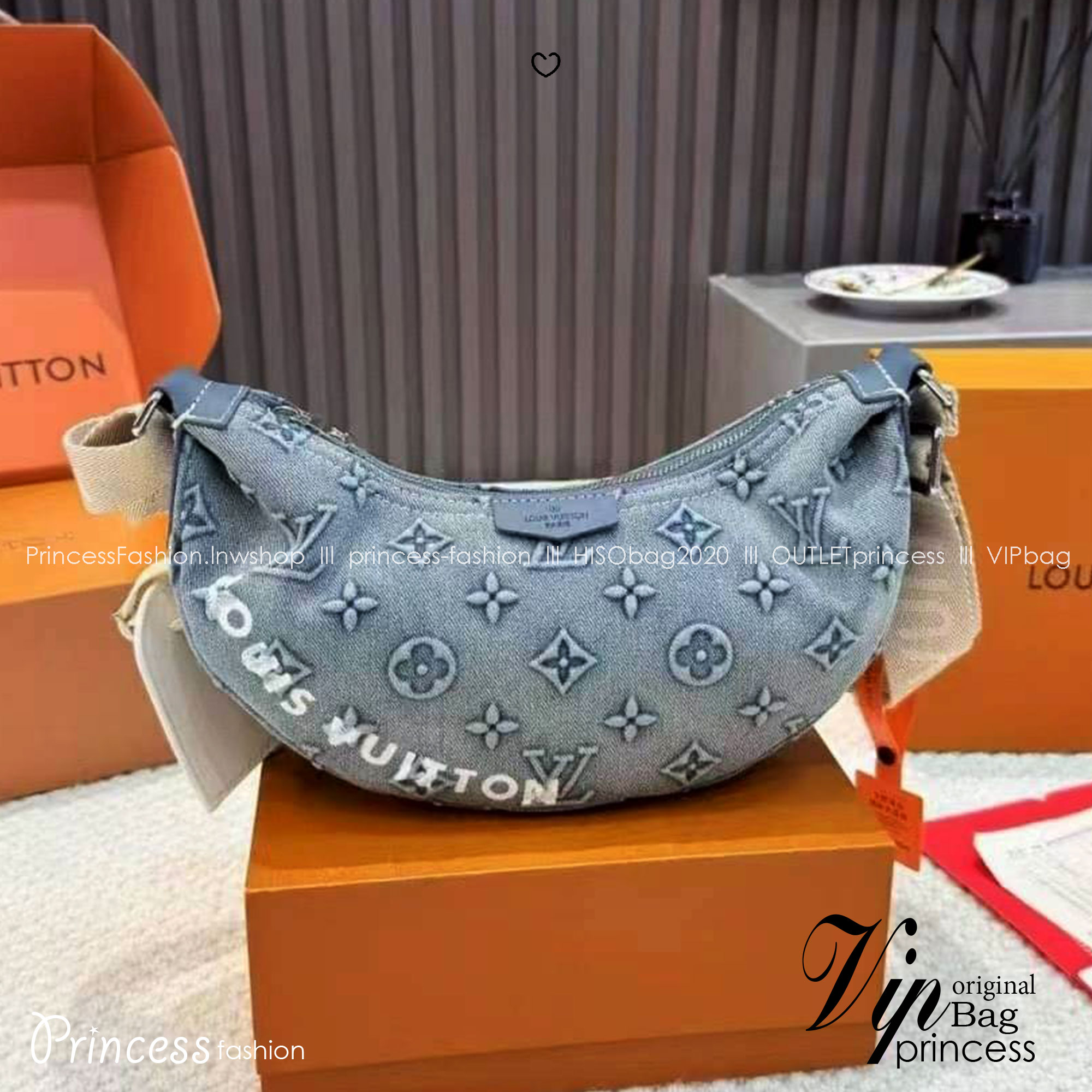 LV Hamac Bag PM Washed Denim Bag กระเป๋าสะพายทรงคลาสสิคใช้งานง่าย เอาใจหนุ่มๆและสาวๆสุดเท่ห์ แต่งตัวอักษรแบรนด์ที่ตัวกระเป๋าสวยโดดเด่นในดีไซน์เดนิมคมชัด กับอีกหนึ่งไอเท็มที่กำลังเป็นที่นิยม